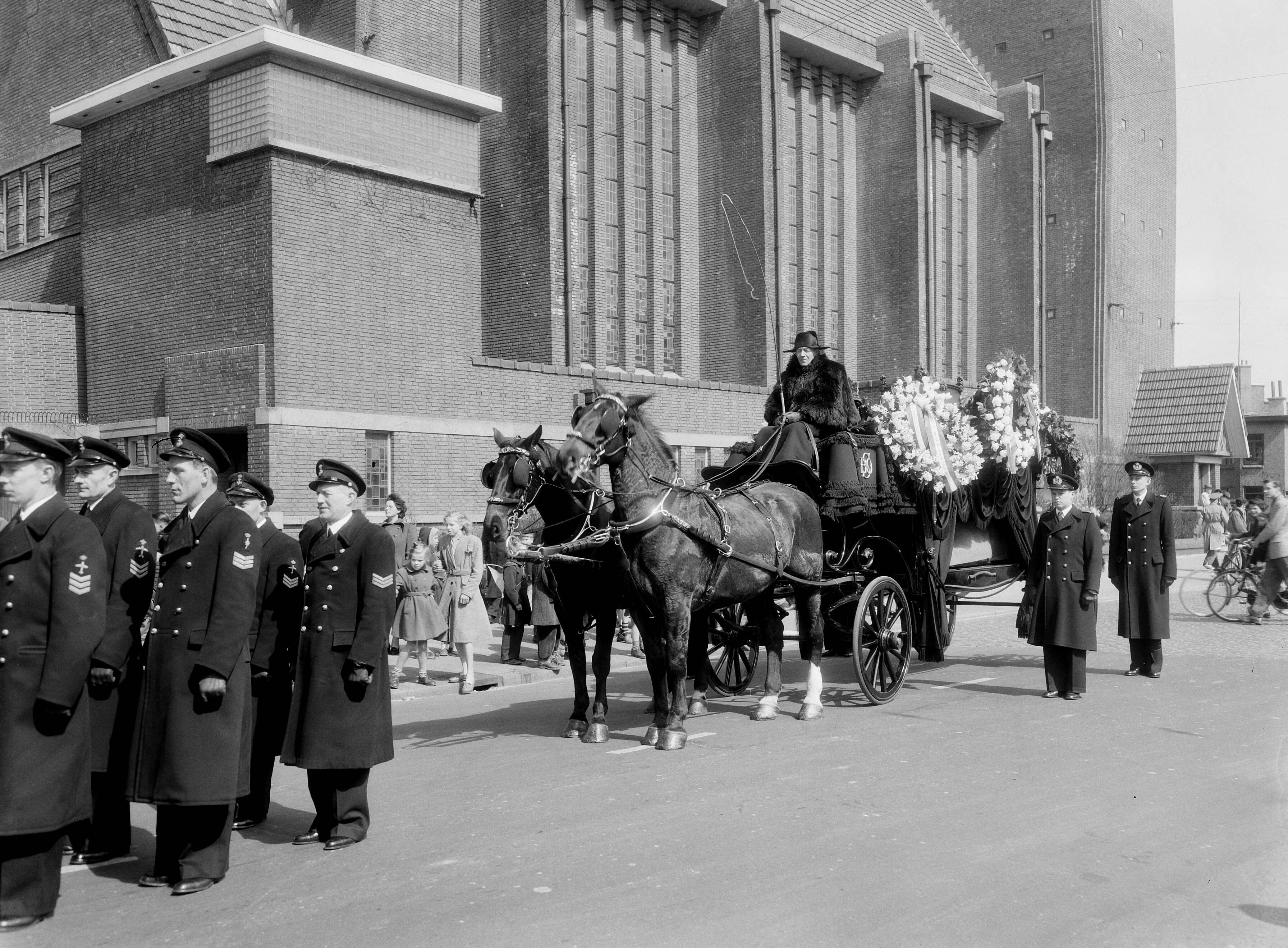 Fotocollectie Anefo — Marinebegrafenis van luitenant-ter-zee 3e klasse Tjebber in Den Haag — Foto: Duinen, G.W. van / Anefo. Licentie: Set B: Rechtenvrij / Publiek Domein. Bron: Nationaal Archief. http://hdl.handle.net/10648/a9202126-d0b4-102d-bcf8-003048976d84