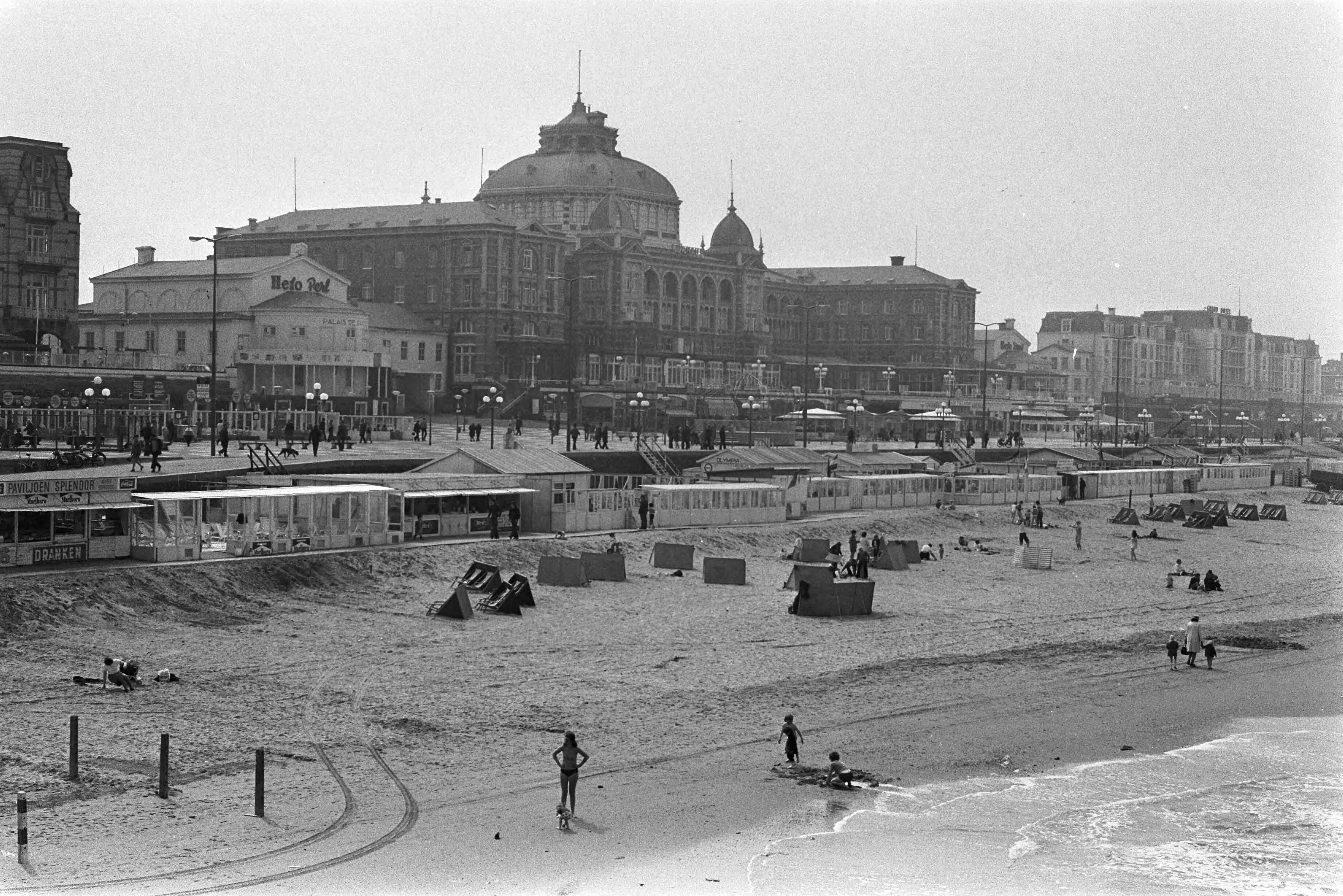 Fotocollectie Anefo — Mooi weer in Scheveningen, Kurhaus — Foto: Mieremet, Rob / Anefo. Licentie: Set B: Rechtenvrij / Publiek Domein. Bron: Nationaal Archief. http://hdl.handle.net/10648/ac2ad14a-d0b4-102d-bcf8-003048976d84