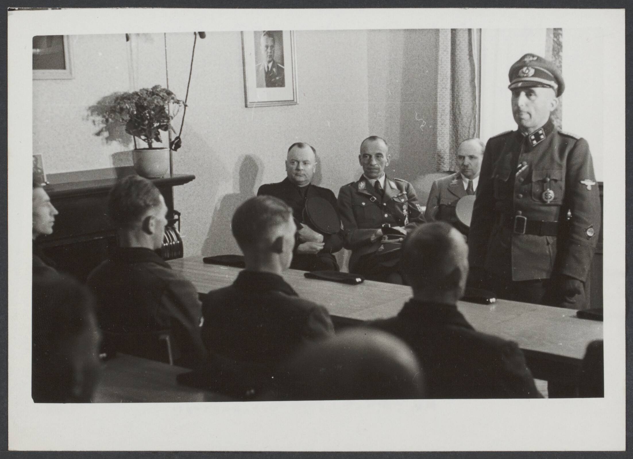 N.S.D.A.P. II - Personen — De Korpsführer der NSKK, Erwin Kraus, bracht een bezoek aan de NSKK school te Zeist. Tijdens de rondgang werd een les bijgewoond welke gegeven werd door de leider der NSKK school te Zeist, Stafführer Sacherer. Vlnr. de Leider der Nationaal Socialistische Beweging, ir. A.A. Mussert, Korpsführer Erwin Kraus en Generalkommissar Hauptdienstleiter Schmidt — Foto: Onbekend / Publiek Domein of Rechtenvrij. Licentie: Set B: Rechtenvrij / Publiek Domein. Bron: Nationaal Archief. http://hdl.handle.net/10648/b43643bb-0296-fc05-1d38-29ca3643d009