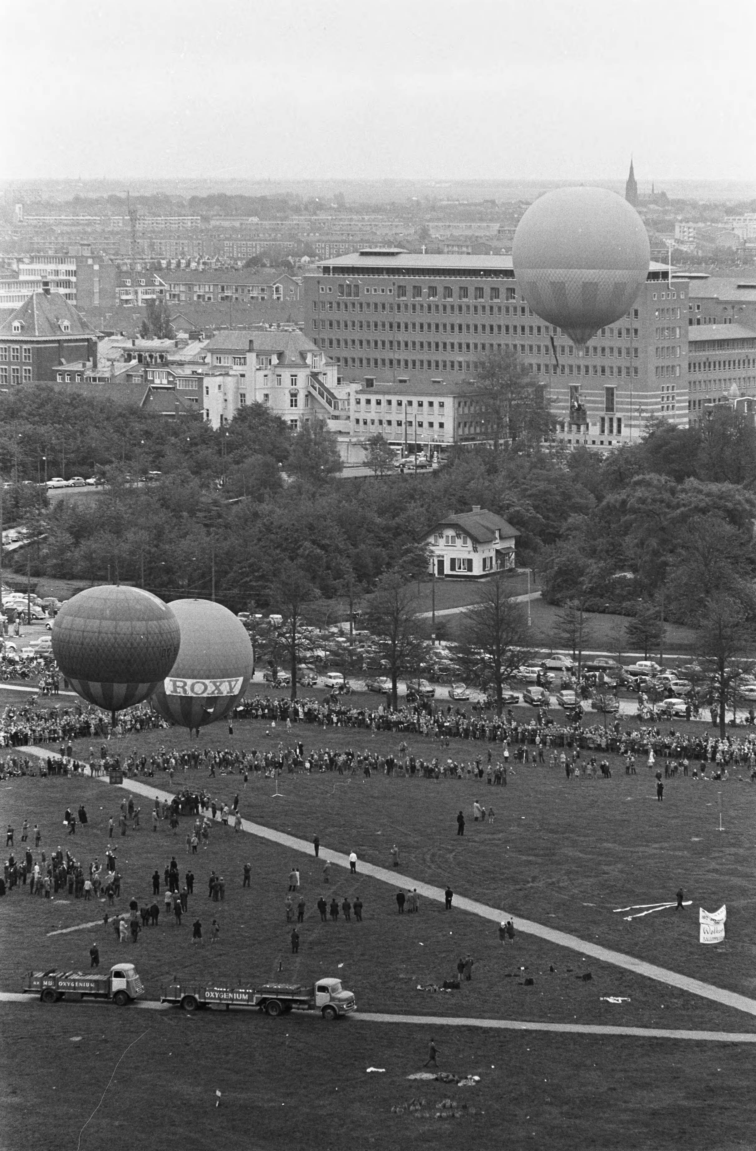 Fotocollectie Anefo — Ballonvaarders boven Den Haag — Foto: Koch, Eric / Anefo. Licentie: Set B: Rechtenvrij / Publiek Domein. Bron: Nationaal Archief. http://hdl.handle.net/10648/aa1c2caa-d0b4-102d-bcf8-003048976d84