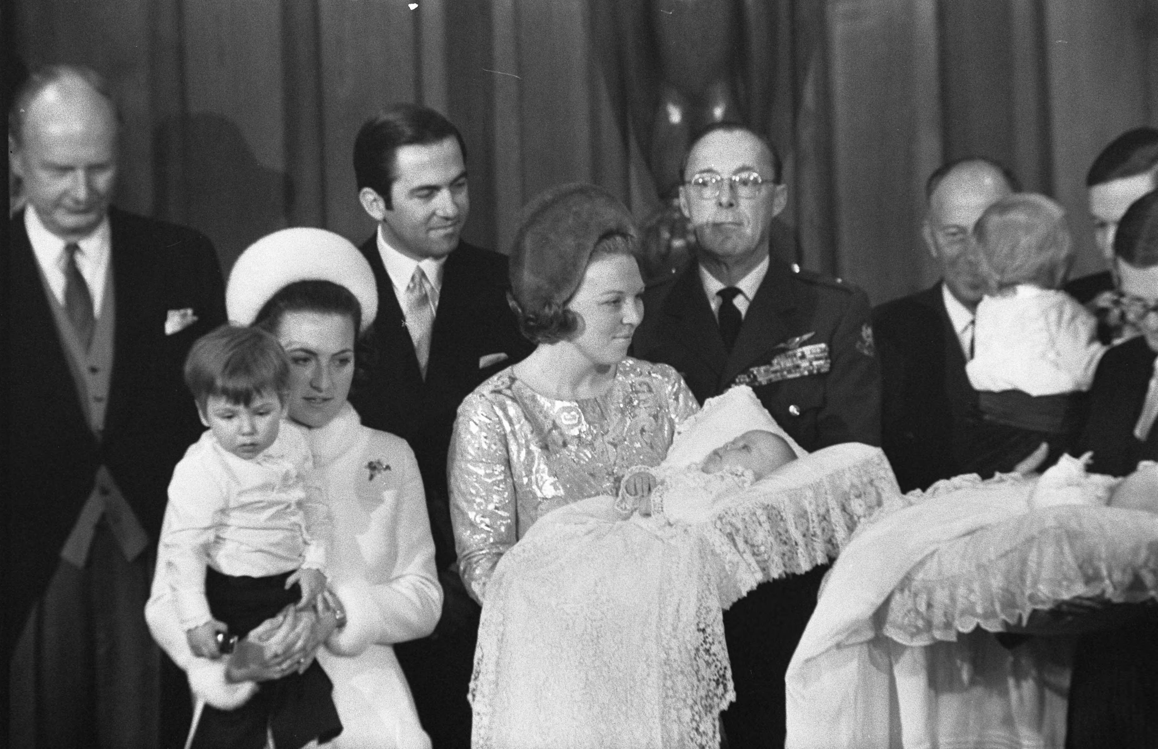 Fotocollectie Anefo — Doop van prins Constantijn en prins Bernhard in Domkerk te Utrecht. Tijdens doop Margriet en Maurits, Pieter met Bernhard, Beatrix met Constantijn, en Willem — Foto: Koch, Eric / Anefo. Licentie: Set B: Rechtenvrij / Publiek Domein. Bron: Nationaal Archief. http://hdl.handle.net/10648/ab8e20e8-d0b4-102d-bcf8-003048976d84