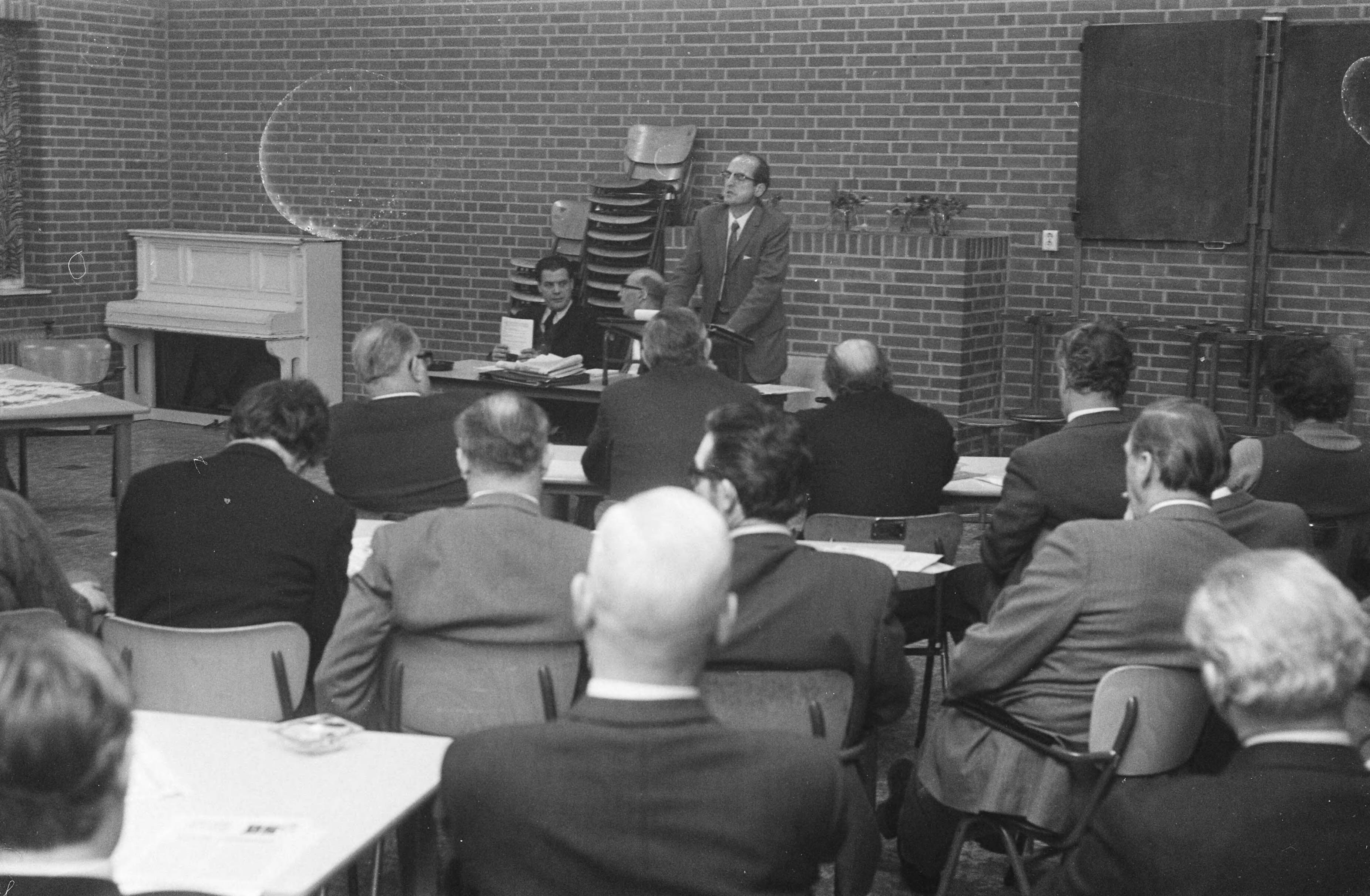 Fotocollectie Anefo — DS70 houdt oprichtingsvergadering voor Zaanstreek in Koog aan de Zaan ; dr. W. Drees jr. aan het woord — Foto: Verhoeff, Bert / Anefo. Licentie: Set B: Rechtenvrij / Publiek Domein. Bron: Nationaal Archief. http://hdl.handle.net/10648/ad79f35a-d0b4-102d-bcf8-003048976d84
