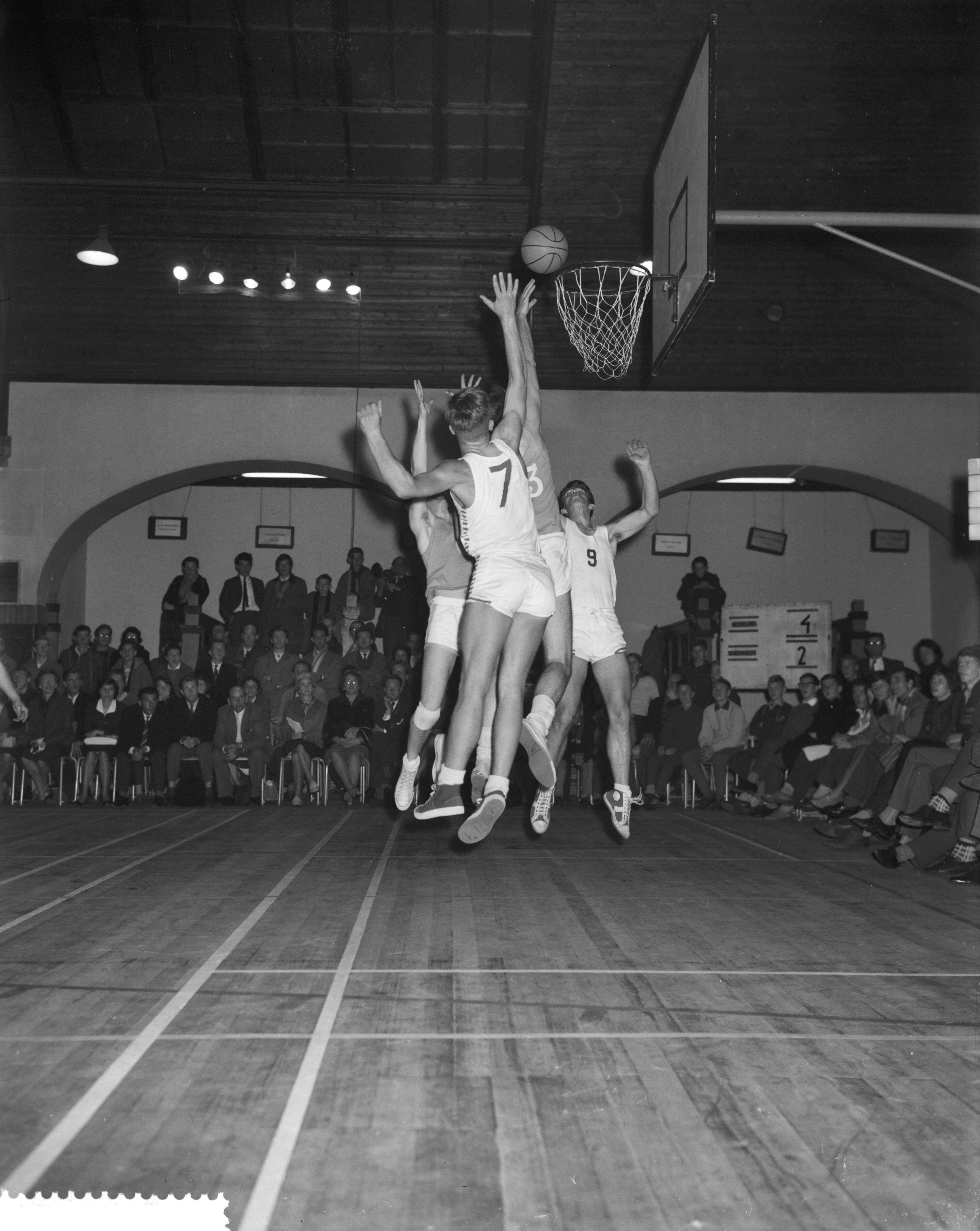 Fotocollectie Anefo — Basketbalwedstrijd Nederland tegen Denemarken in het Krelage Huis te Haarlem (70-54). Spelmoment onder de Deense basket — Foto: Rossem, Wim van / Anefo. Licentie: Set B: Rechtenvrij / Publiek Domein. Bron: Nationaal Archief. http://hdl.handle.net/10648/a9bd7f02-d0b4-102d-bcf8-003048976d84
