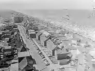 Fotocollectie Anefo — Drukte strand Zandvoort. Uitzicht vanaf de Watertoren op Boulevard Paulus Loot en de Marisstraat — Foto: Pot, Harry / Anefo. Licentie: Set B: Rechtenvrij / Publiek Domein. Bron: Nationaal Archief. http://hdl.handle.net/10648/a9624722-d0b4-102d-bcf8-003048976d84