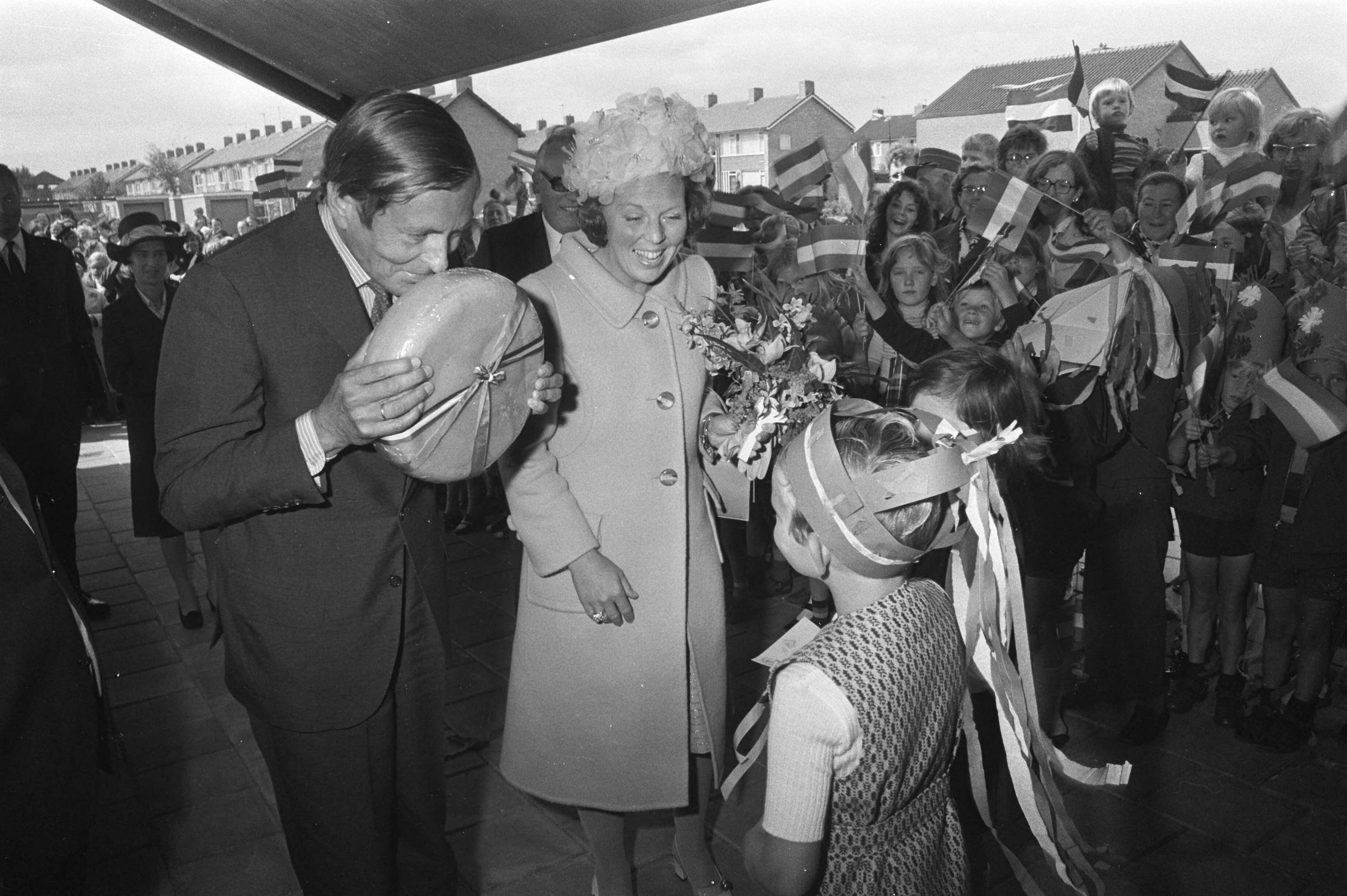Fotocollectie Anefo — Werkbezoek Beatrix en Claus aan provincie Utrecht, Beatrix en Claus krijgen kaas bij "Milandhof" in Zegveld — Foto: Verhoeff, Bert / Anefo. Licentie: Set B: Rechtenvrij / Publiek Domein. Bron: Nationaal Archief. http://hdl.handle.net/10648/abf30490-d0b4-102d-bcf8-003048976d84