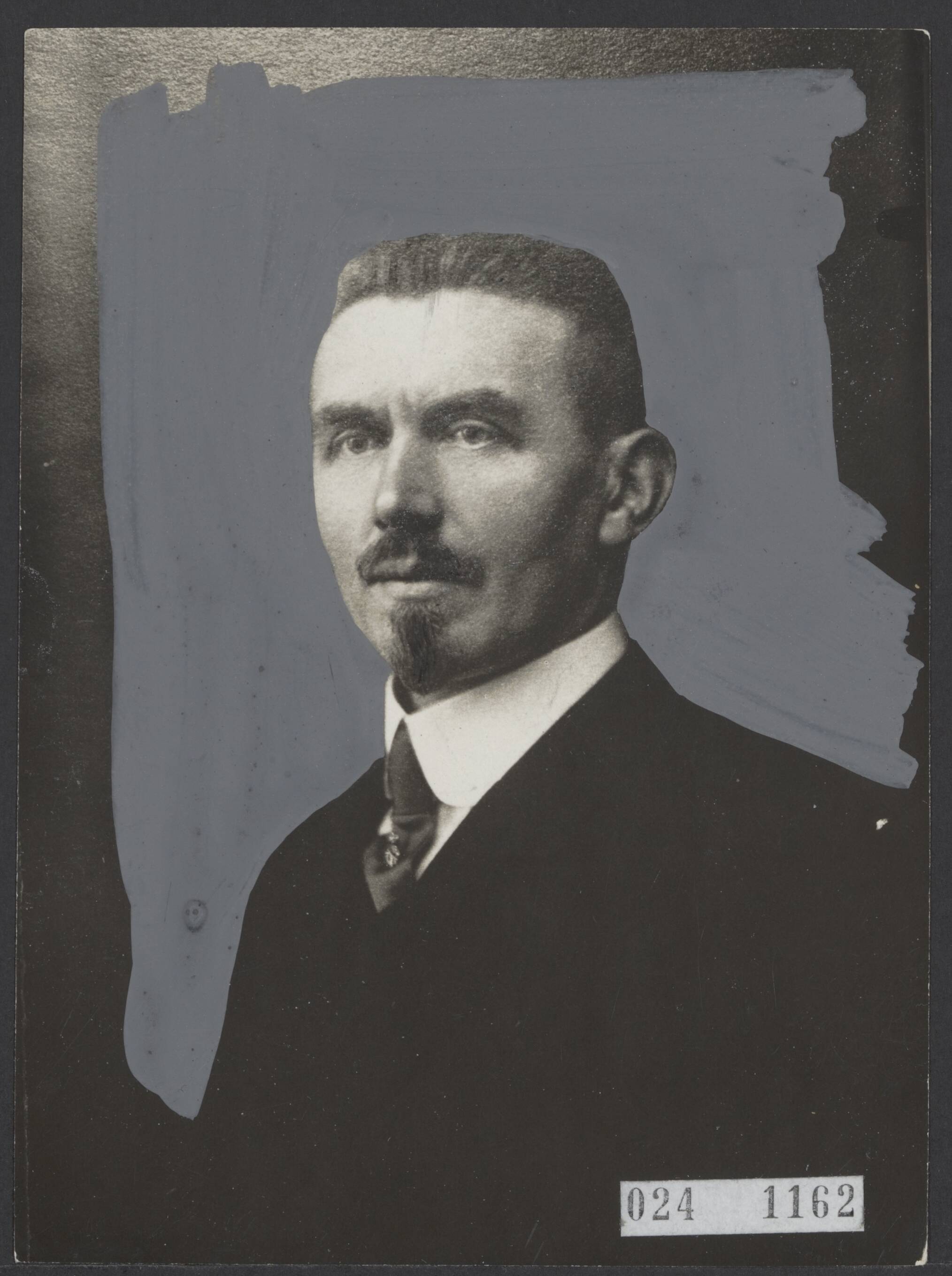Fotocollectie Elsevier Binnenland — H. Vooys, commissaris van politie te Alphen a/d Rijn — Foto: Fotopersbureau "Holland". Licentie: Set B: Rechtenvrij / Publiek Domein. Bron: Nationaal Archief. http://hdl.handle.net/10648/add8f17a-d0b4-102d-bcf8-003048976d84