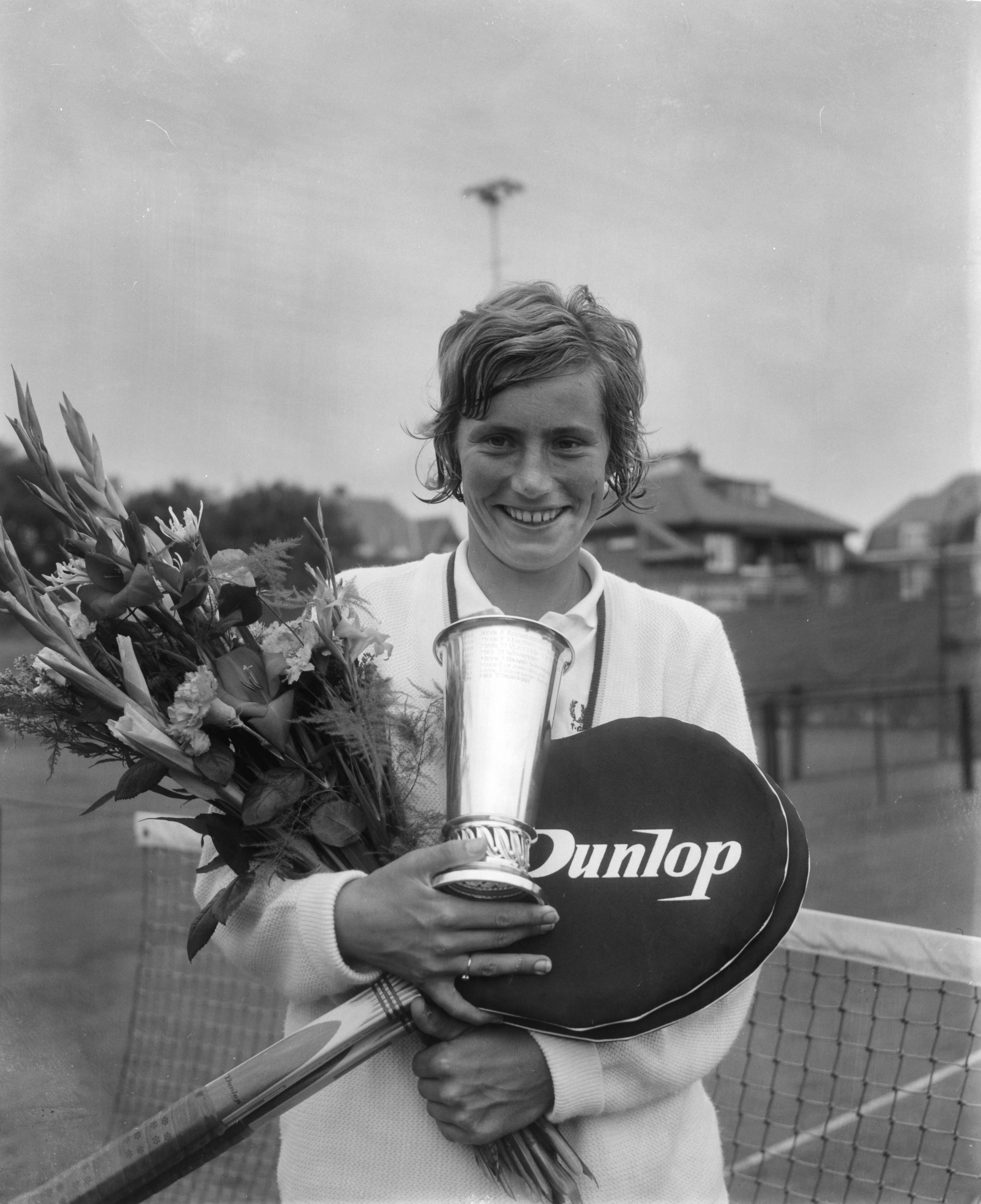 Fotocollectie Anefo — Nederlandse tenniskampioenschappen op de METS-banen te Scheveningen, Trudy Groenman, winnares damesenkel, met beker — Foto: Bilsen, Joop van / Anefo. Licentie: Set B: Rechtenvrij / Publiek Domein. Bron: Nationaal Archief. http://hdl.handle.net/10648/aabb2eae-d0b4-102d-bcf8-003048976d84