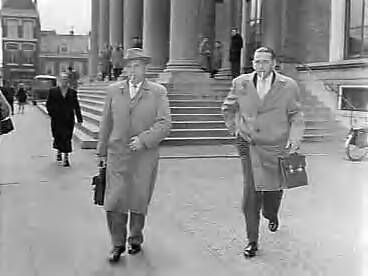 Fotocollectie Anefo — Leeuwarden. Proces gifmoord dr. O.: publiek bij het paleis van justitie — Foto: Rossem, Wim van / Anefo. Licentie: Set B: Rechtenvrij / Publiek Domein. Bron: Nationaal Archief. http://hdl.handle.net/10648/a9ad348a-d0b4-102d-bcf8-003048976d84