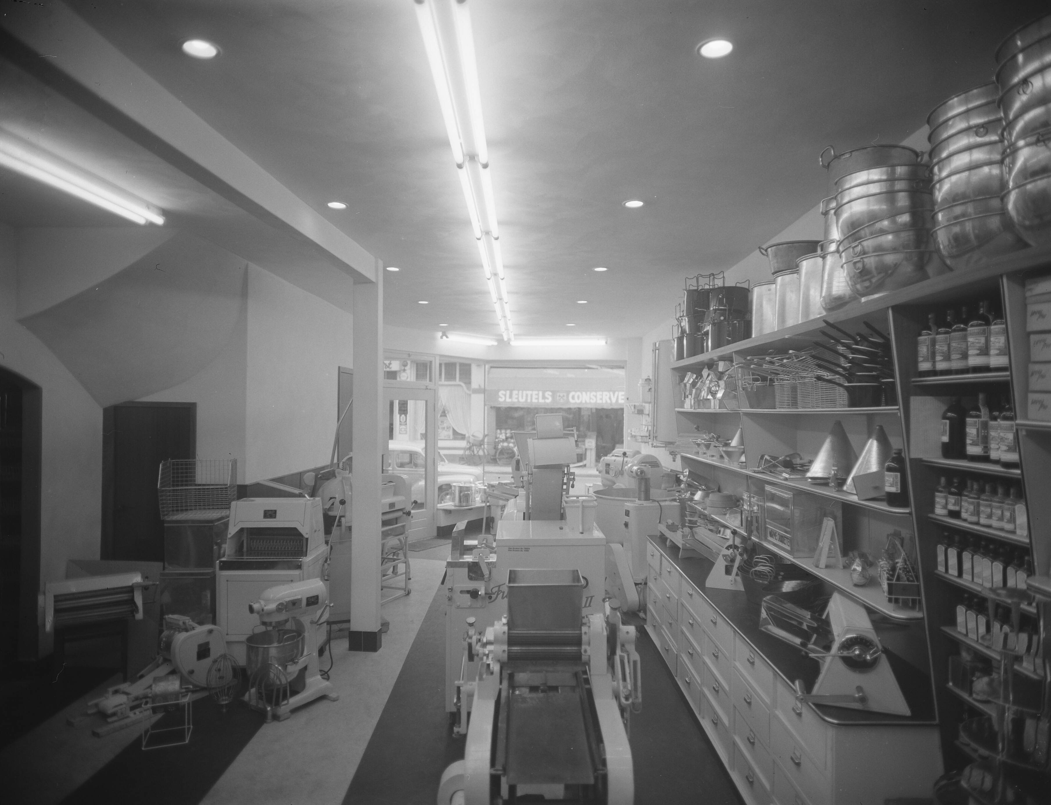 Fotocollectie Anefo — Opdracht Fa. Koning te Haarlem — Foto: Pot, Harry / Anefo. Licentie: Set B: Rechtenvrij / Publiek Domein. Bron: Nationaal Archief. http://hdl.handle.net/10648/a96aa2e6-d0b4-102d-bcf8-003048976d84