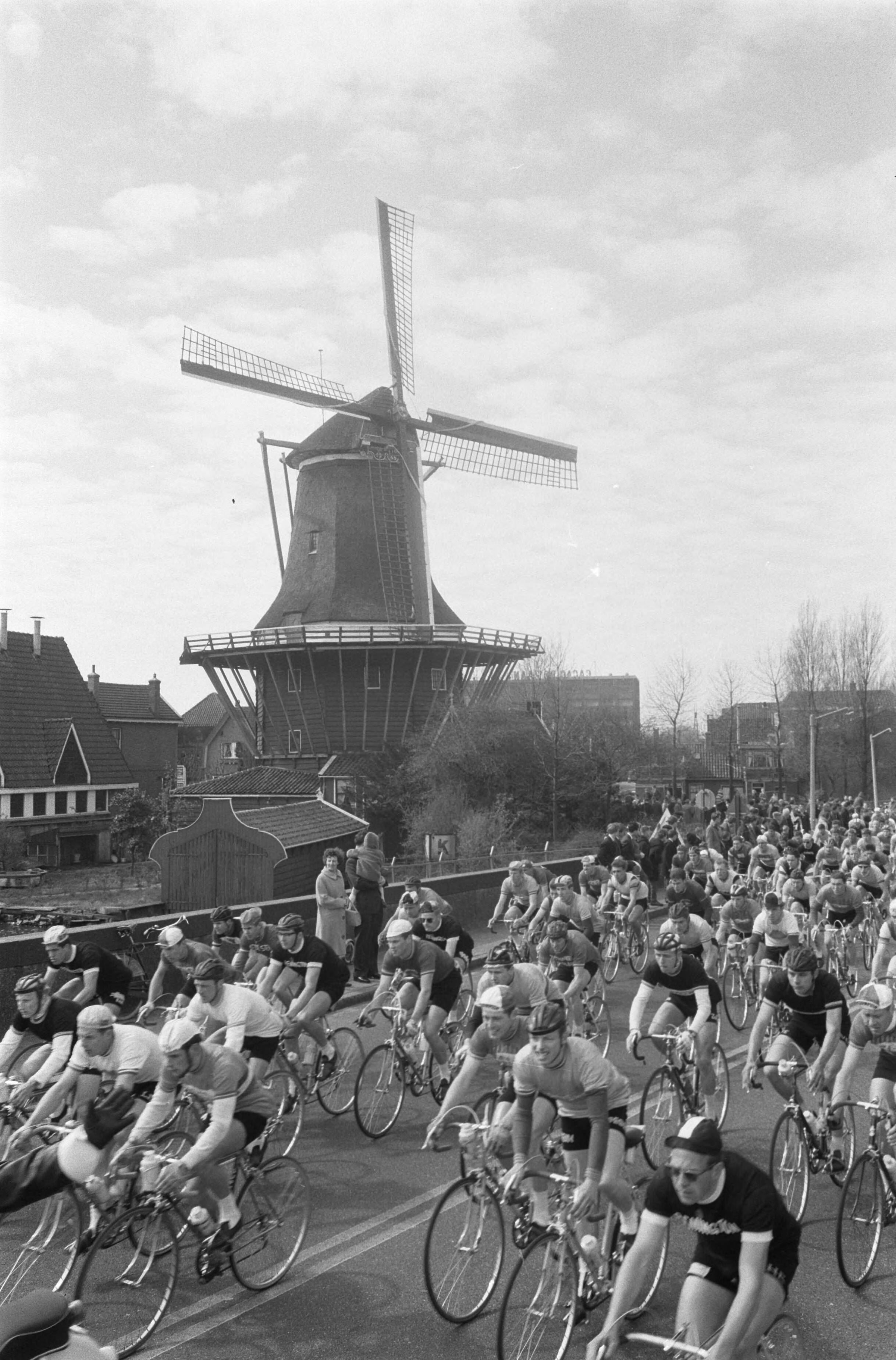 Fotocollectie Anefo — Wielrennen. Ronde van Noord-Holland. Doorkomst van het peloton te Zaandijk — Foto: Pot, Harry / Anefo. Licentie: Set B: Rechtenvrij / Publiek Domein. Bron: Nationaal Archief. http://hdl.handle.net/10648/a9d06022-d0b4-102d-bcf8-003048976d84