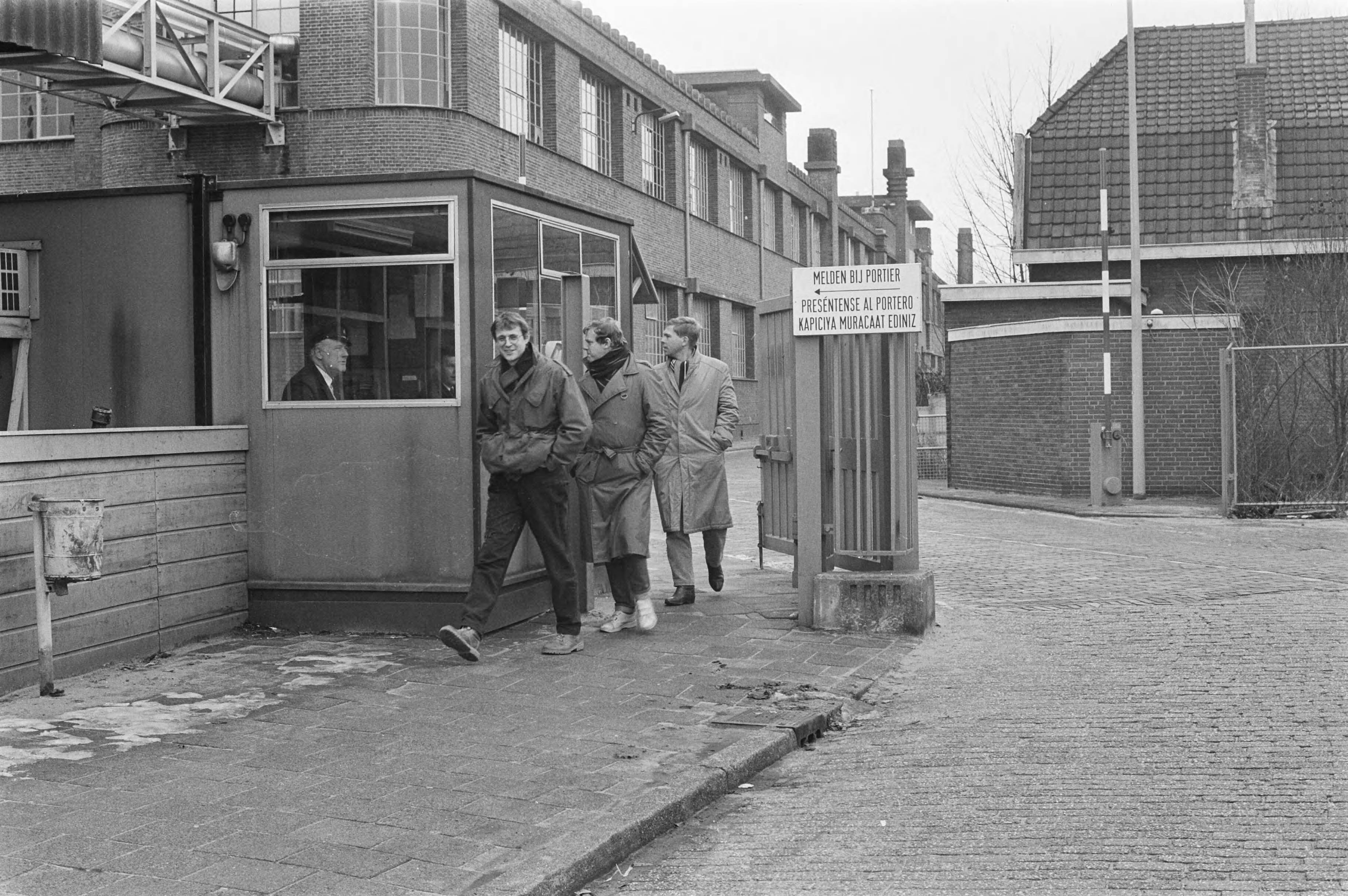 Fotocollectie Anefo — 300 banen moeten weg bij Verkade; het bedrijf in Zaandam — Foto: Vollebregt, Sjakkelien / Anefo. Licentie: Set B: Rechtenvrij / Publiek Domein. Bron: Nationaal Archief. http://hdl.handle.net/10648/ad422d76-d0b4-102d-bcf8-003048976d84