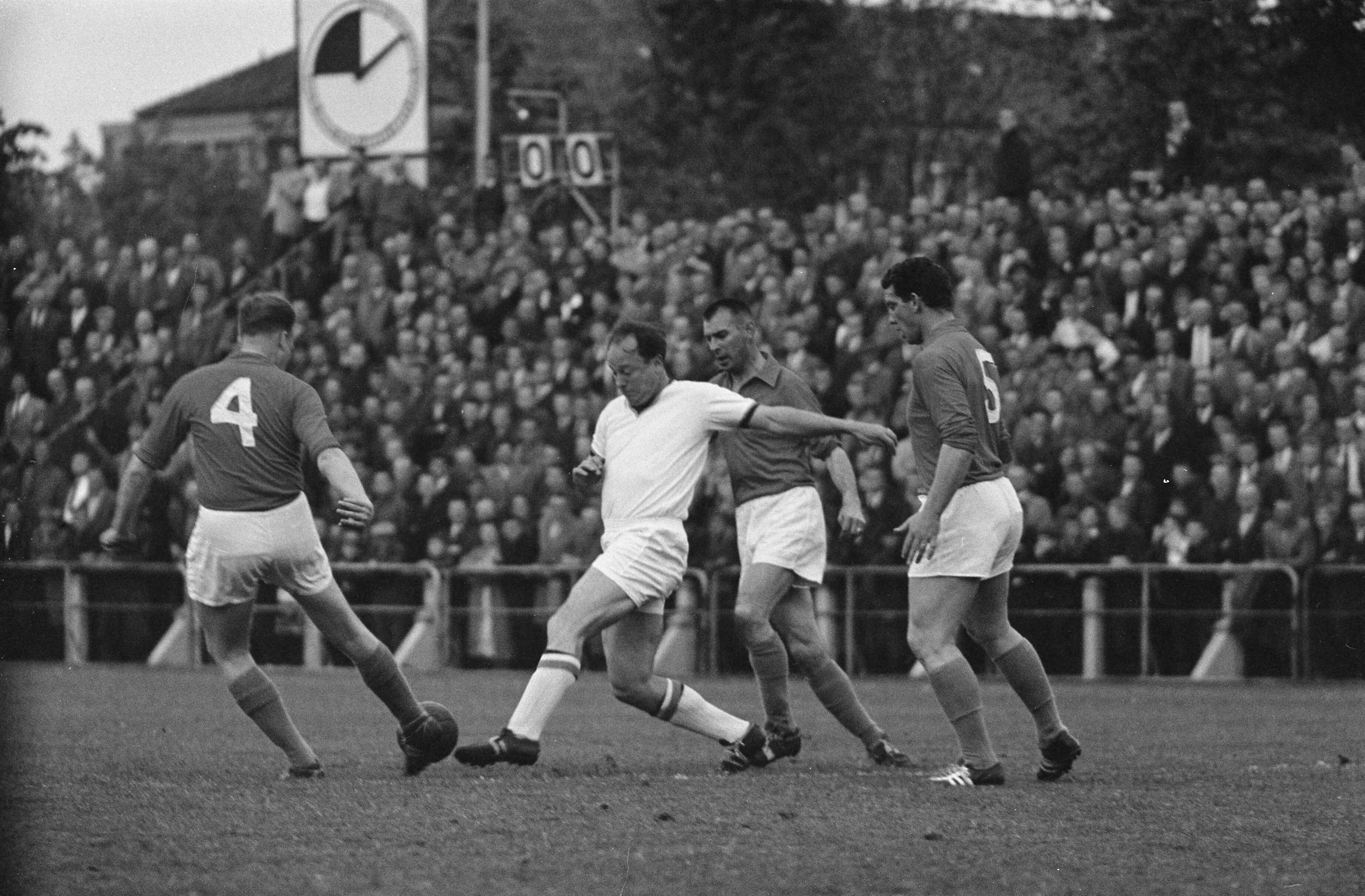 Fotocollectie Anefo — Voetbal. Oud-internationals Nederland tegen Engeland te Groningen 4-4. In het wit Billy Wright en v.l.n.r. Van Schijndel , De Vroet en Cor van der Hart — Foto: Pot, Harry / Anefo. Licentie: Set B: Rechtenvrij / Publiek Domein. Bron: Nationaal Archief. http://hdl.handle.net/10648/aa38aa42-d0b4-102d-bcf8-003048976d84