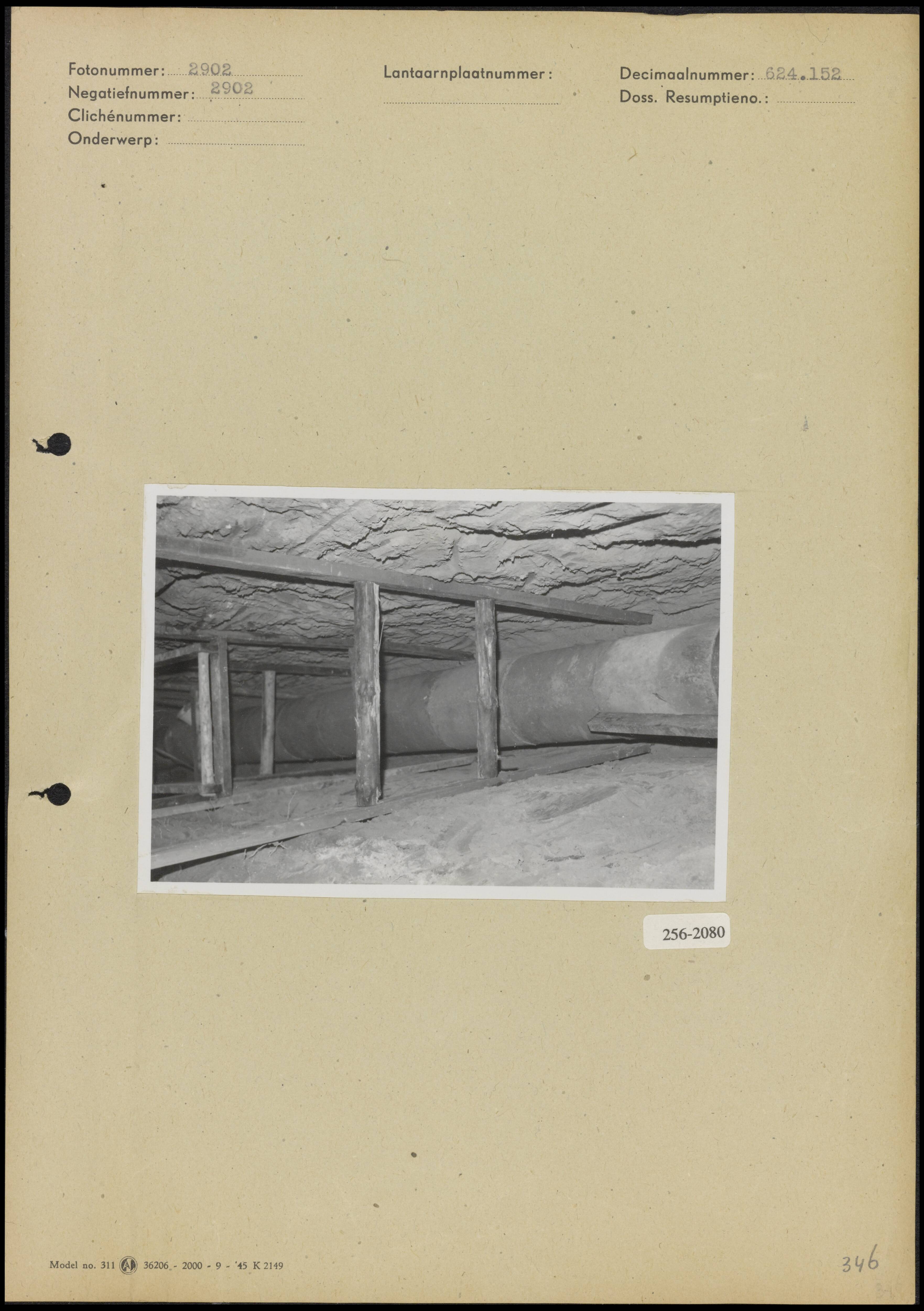 Riolering Amstenrade — Stempeling voor een rioleringssleuf te Amstenrade — Foto: Onbekend / Publiek Domein of Rechtenvrij. Licentie: Set B: Rechtenvrij / Publiek Domein. Bron: Nationaal Archief. http://hdl.handle.net/10648/b018be34-d0b4-102d-bcf8-003048976d84
