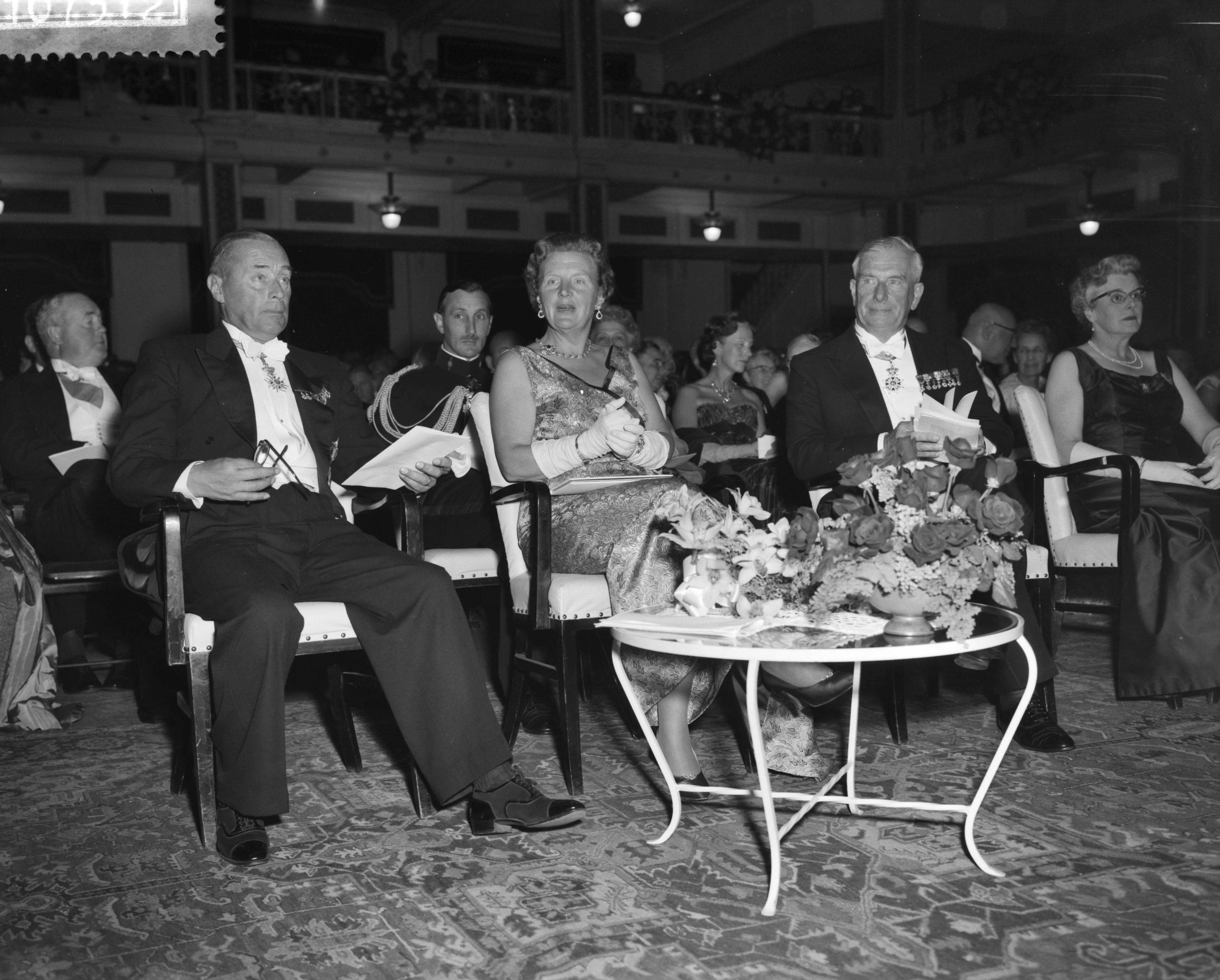 Fotocollectie Anefo — 40 jaar KLM jubileumconcert in de Kurzaal te Scheveningen in aanwezigheid van koningin Juliana. Zij wordt geflankeerd door president-directeur I.A. Aler (links) en president-commissaris dr. ir. F.Q. den Hollander — Foto: Pot, Harry / Anefo. Licentie: Set B: Rechtenvrij / Publiek Domein. Bron: Nationaal Archief. http://hdl.handle.net/10648/a99f51c6-d0b4-102d-bcf8-003048976d84