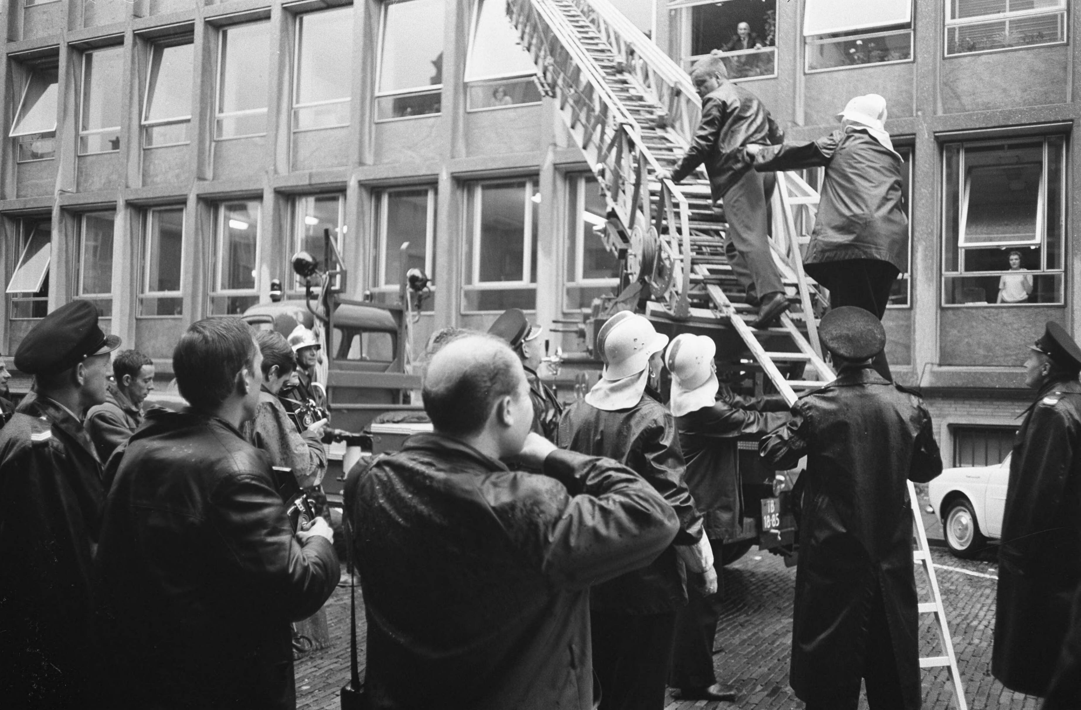 Fotocollectie Anefo — Examen fotojournalist te Den Haag — Foto: Pot, Harry / Anefo. Licentie: Set B: Rechtenvrij / Publiek Domein. Bron: Nationaal Archief. http://hdl.handle.net/10648/aa1ce8c0-d0b4-102d-bcf8-003048976d84