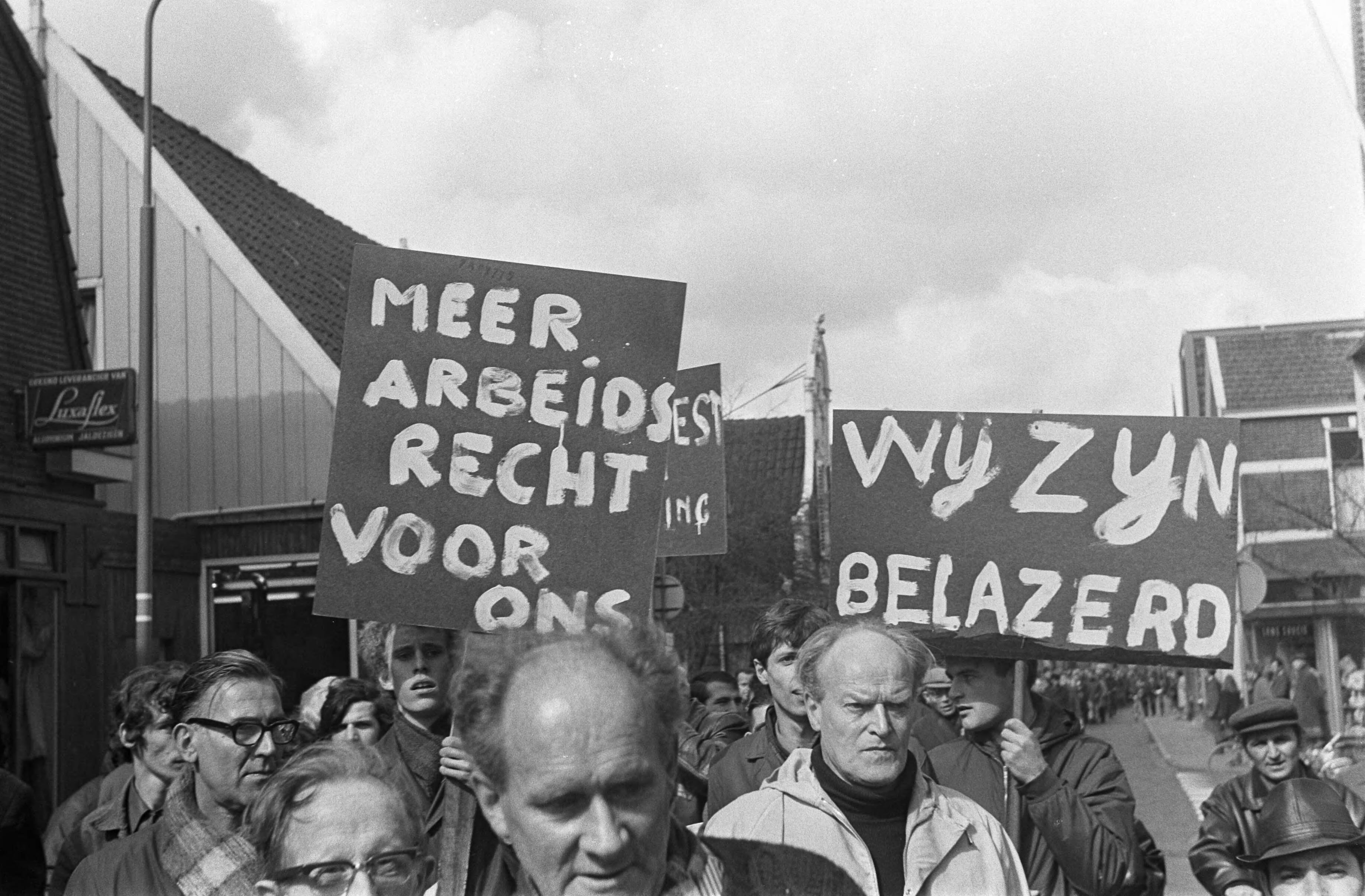 Fotocollectie Anefo — Arbeiders demonstreren tegen de voorgenomen sluiting van fabriek van Thomassen en Drijver Verblifa demonstranten — Foto: Evers, Joost / Anefo. Licentie: Set B: Rechtenvrij / Publiek Domein. Bron: Nationaal Archief. http://hdl.handle.net/10648/ab65d76e-d0b4-102d-bcf8-003048976d84