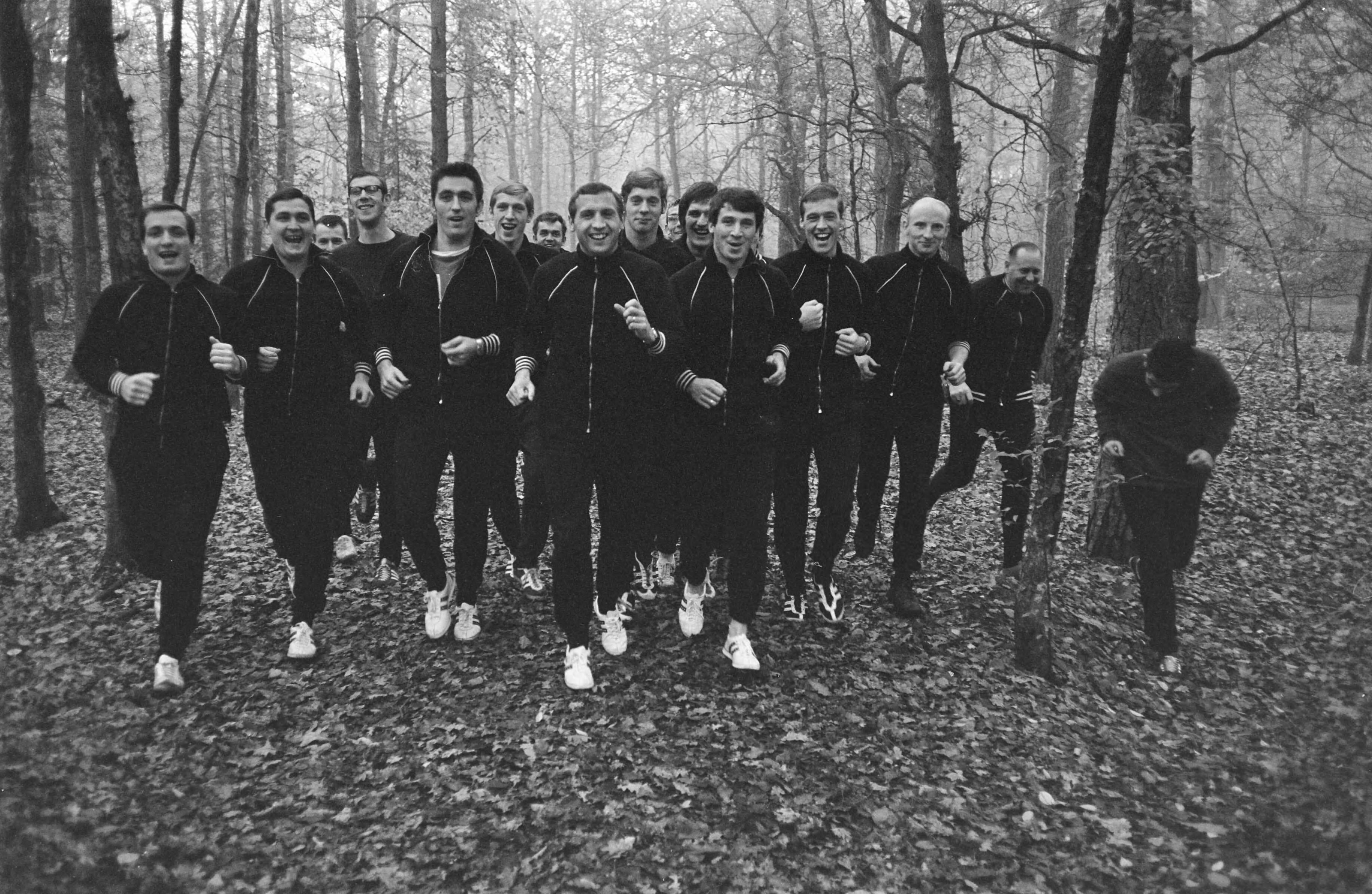 Fotocollectie Anefo — Europacup II , ADO traint in de bossen te Zeist — Foto: Koch, Eric / Anefo. Licentie: Set B: Rechtenvrij / Publiek Domein. Bron: Nationaal Archief. http://hdl.handle.net/10648/ab544972-d0b4-102d-bcf8-003048976d84