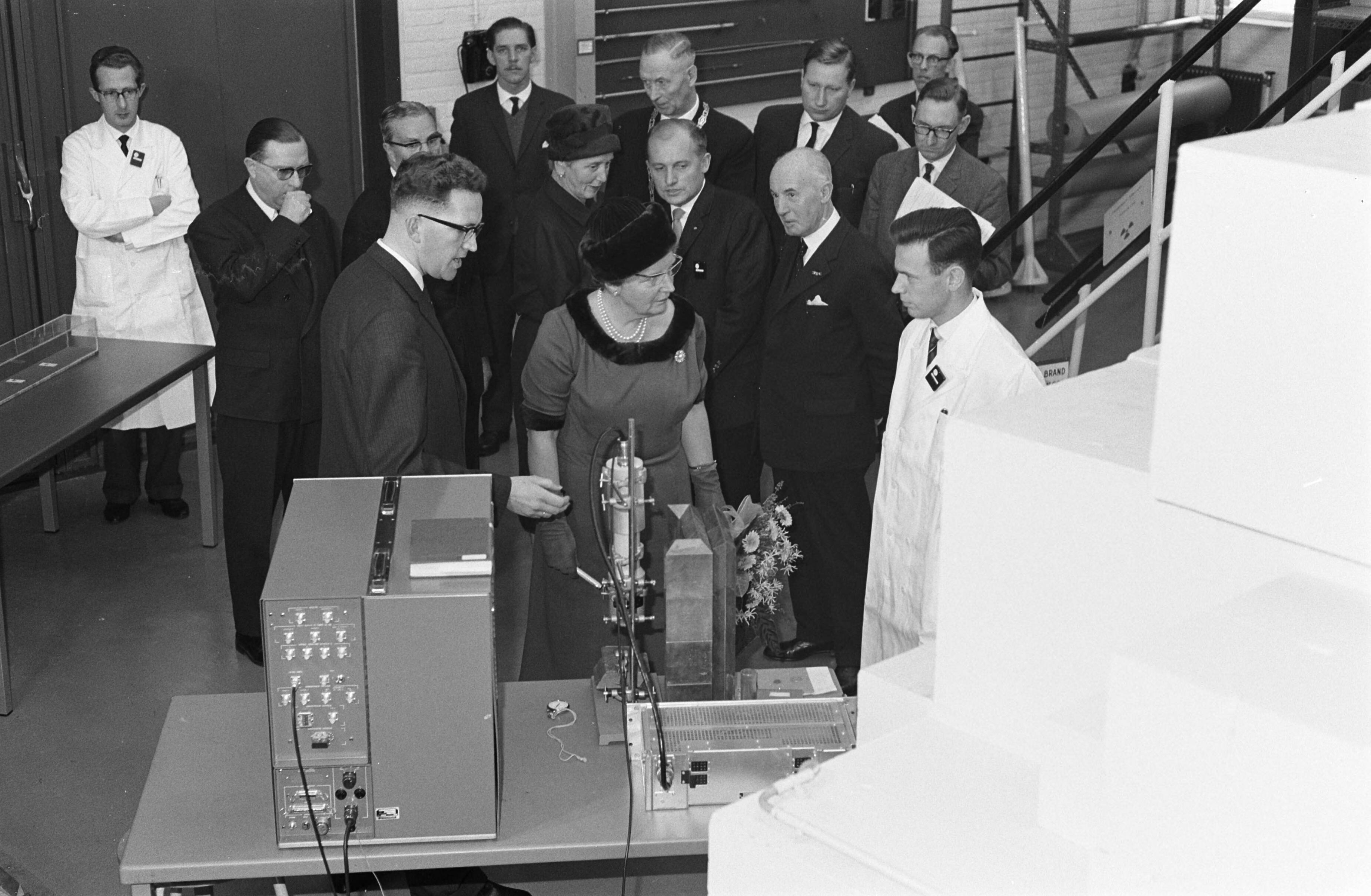 Fotocollectie Anefo — Koningin Juliana brengt een bezoek aan het Reactor-centrum te Petten — Foto: Pot, Harry / Anefo. Licentie: Set B: Rechtenvrij / Publiek Domein. Bron: Nationaal Archief. http://hdl.handle.net/10648/aa1f6a8c-d0b4-102d-bcf8-003048976d84