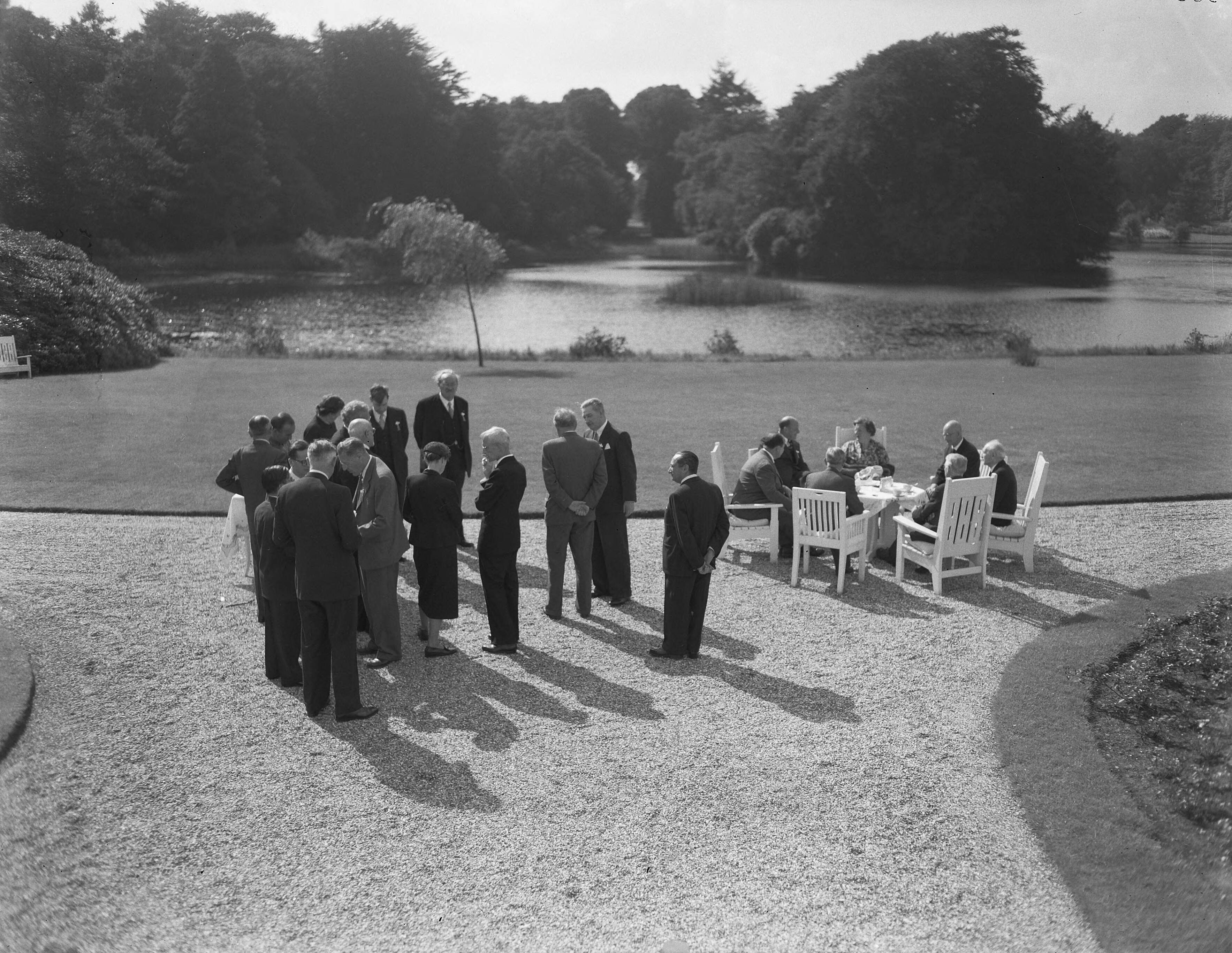Fotocollectie Anefo — Koningin Juliana ontvangt deelnemers van het Internationaal Mathematisch Congres op paleis Soestdijk. In de paleistuin — Foto: Noske, J.D. / Anefo. Licentie: Set B: Rechtenvrij / Publiek Domein. Bron: Nationaal Archief. http://hdl.handle.net/10648/a9290e76-d0b4-102d-bcf8-003048976d84