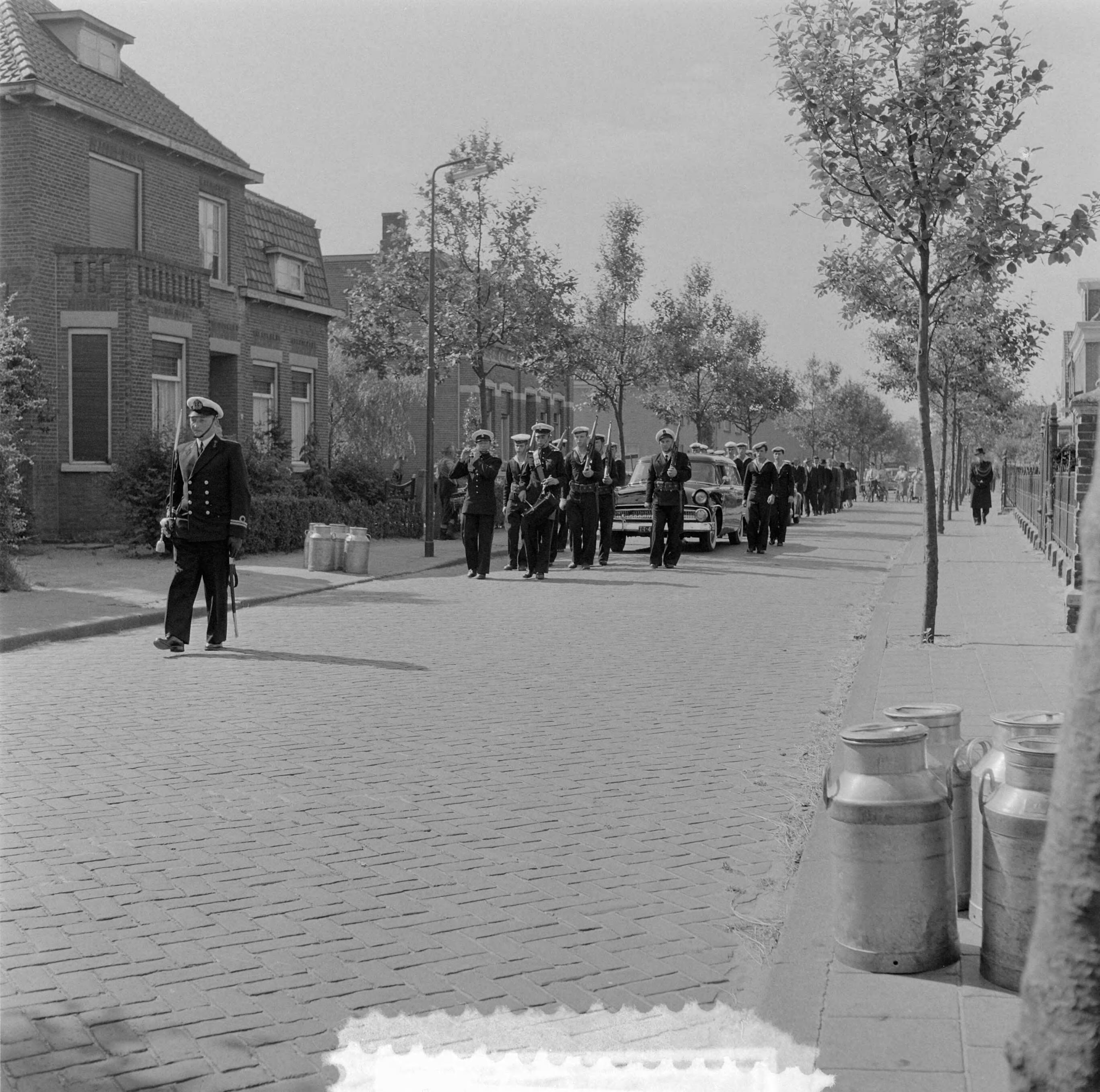 Fotocollectie Anefo — Marinebegrafenis van matroos 3e klasse H. A. Nunten te Teteringen — Foto: Behrens, Herbert F. / Anefo. Licentie: Set B: Rechtenvrij / Publiek Domein. Bron: Nationaal Archief. http://hdl.handle.net/10648/a96468d6-d0b4-102d-bcf8-003048976d84