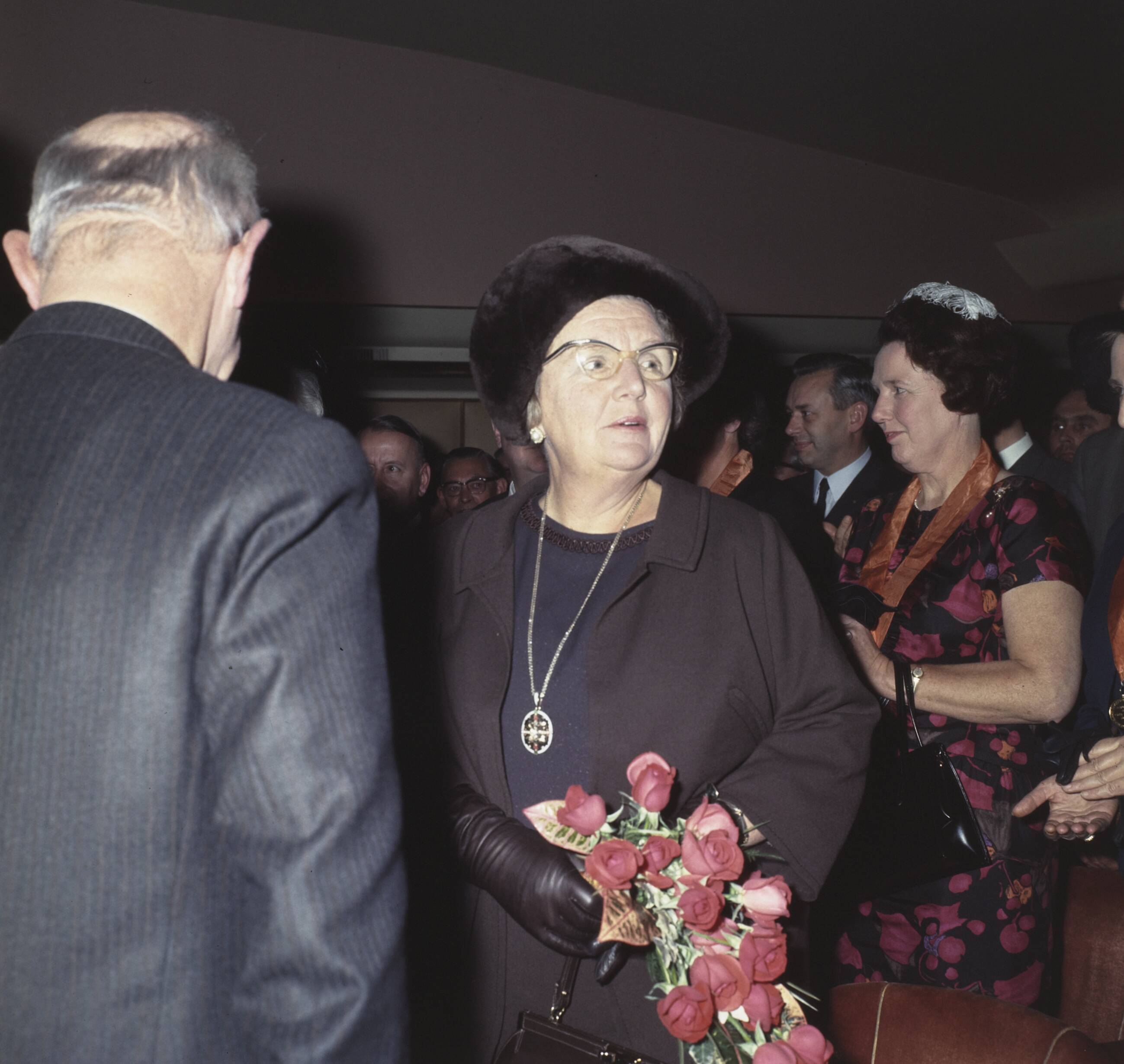 Fotocollectie Anefo — Vergadering van het Genootschap van Burgemeesters te Utrecht, bijgewoond door HM en HKH Pr. Beatrix ; koningin Juliana — Foto: Koot, Max / Anefo. Licentie: Set B: Rechtenvrij / Publiek Domein. Bron: Nationaal Archief. http://hdl.handle.net/10648/ad8f60a0-d0b4-102d-bcf8-003048976d84