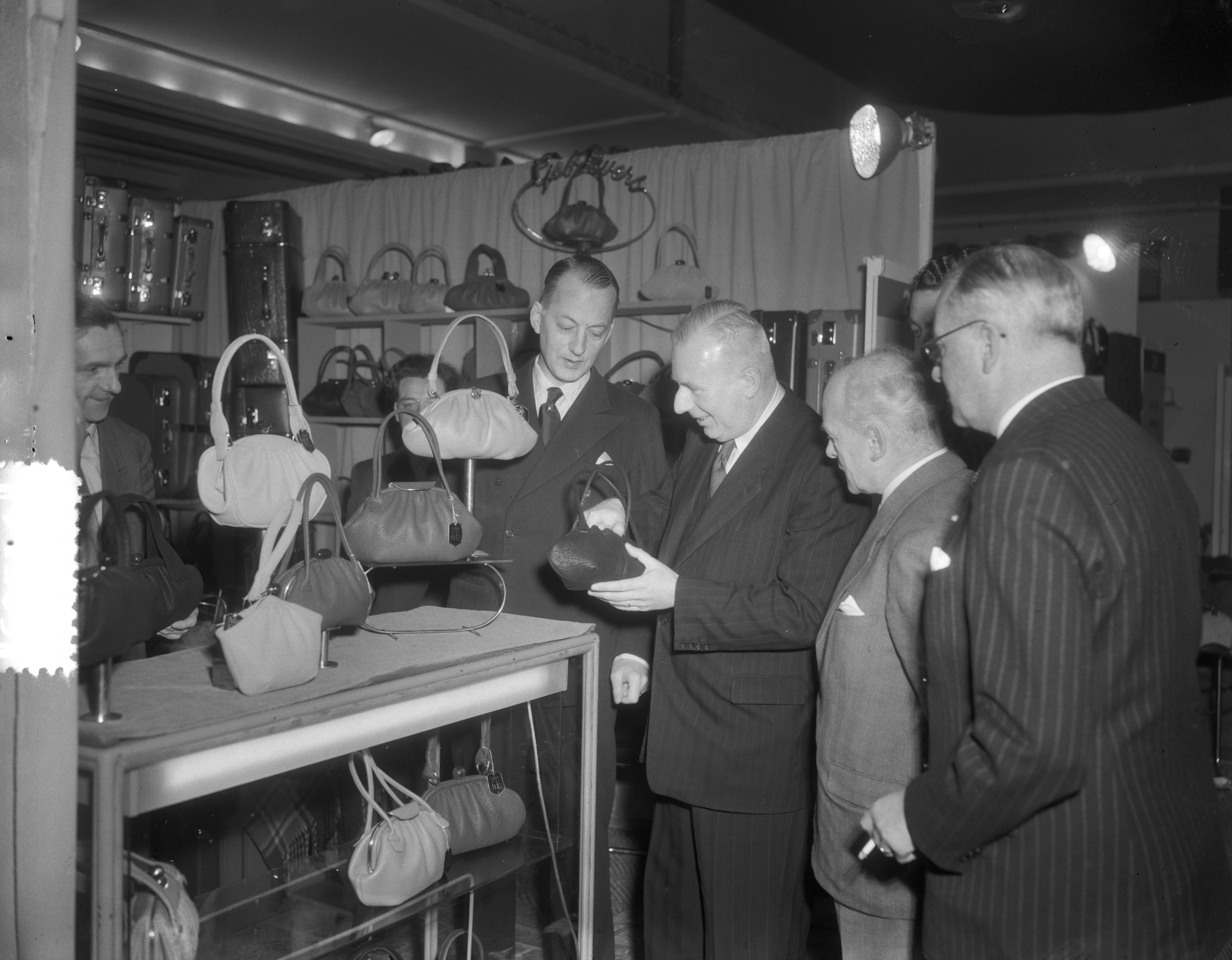 Fotocollectie Anefo — Officiele opening Lederbeurs Jaarbeurs Utrecht door burgemeester De Ranitz — Foto: Duinen, G.W. van / Anefo. Licentie: Set B: Rechtenvrij / Publiek Domein. Bron: Nationaal Archief. http://hdl.handle.net/10648/a91b5bb4-d0b4-102d-bcf8-003048976d84