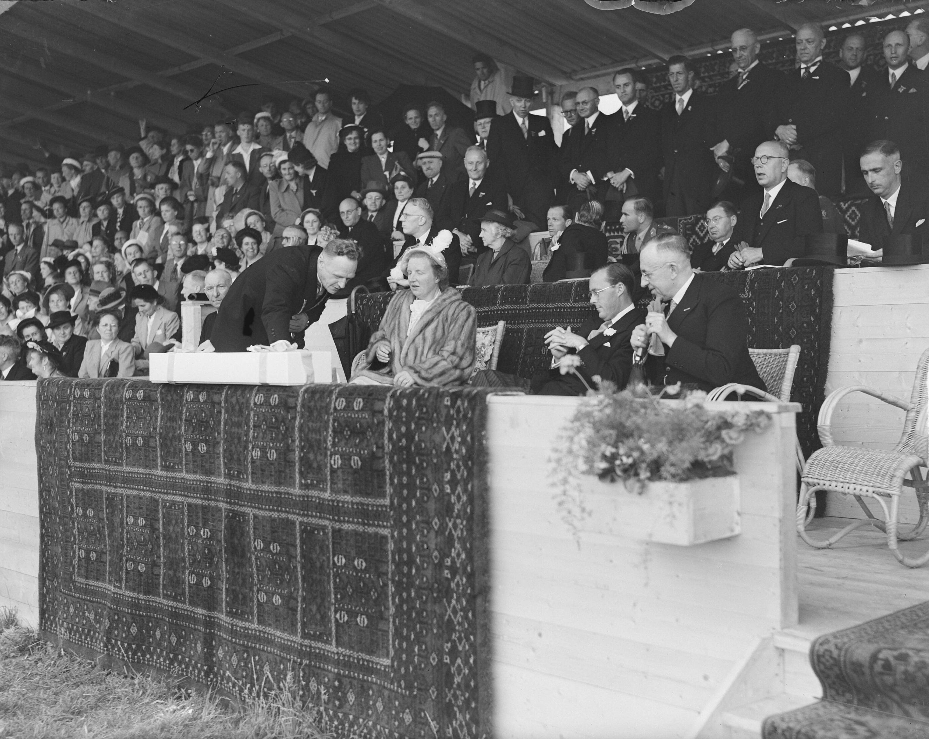 Koninklijk bezoek aan Groningen (1950) — Koninklijk bezoek aan Groningen — Foto: Noske, J.D. / Anefo. Licentie: Set B: Rechtenvrij / Publiek Domein. Bron: Nationaal Archief. http://hdl.handle.net/10648/a8da95f2-d0b4-102d-bcf8-003048976d84
