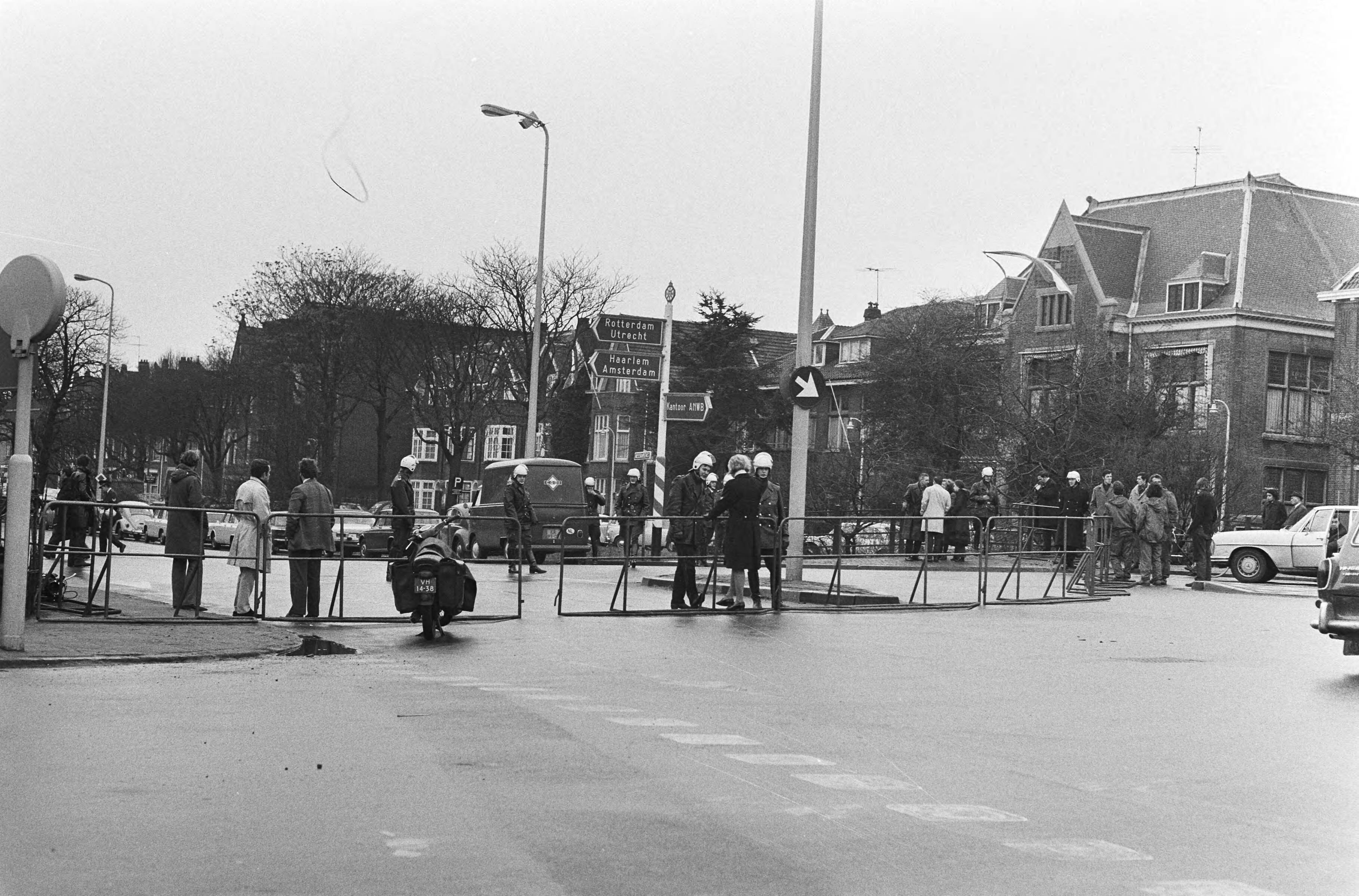 Fotocollectie Anefo — Proces tegen Zuidmolukkers die woning van Indonesische ambassadeur bezet hebben in Den Haag — Foto: Peters, Hans / Anefo. Licentie: Set B: Rechtenvrij / Publiek Domein. Bron: Nationaal Archief. http://hdl.handle.net/10648/abb0bb76-d0b4-102d-bcf8-003048976d84