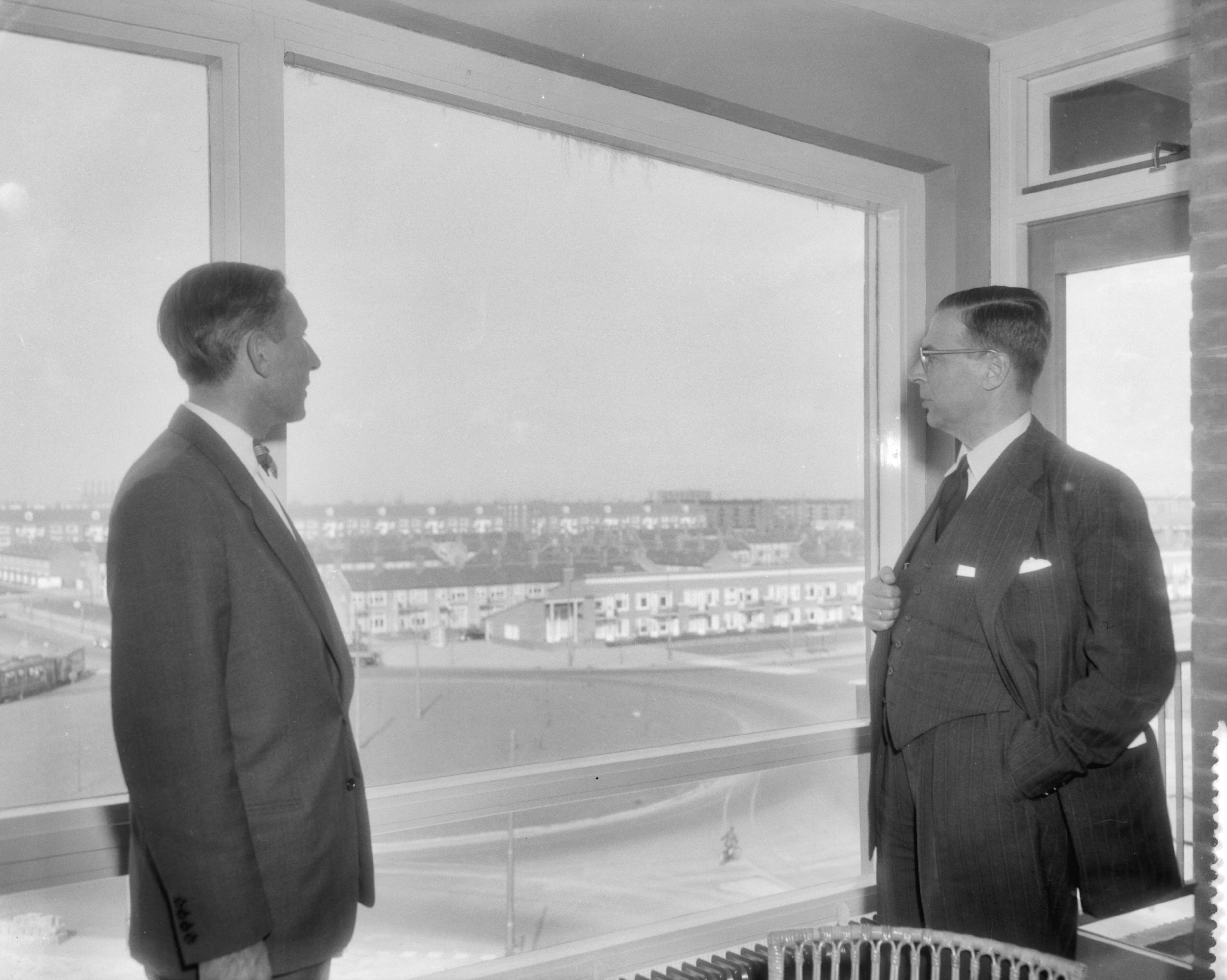 Fotocollectie Anefo — Opening door burgemeester G. van Hall van het bejaardencentrum het A. H. Gerhardhuis in Amsterdam-West — Foto: Pot, Harry / Anefo. Licentie: Set B: Rechtenvrij / Publiek Domein. Bron: Nationaal Archief. http://hdl.handle.net/10648/a9913ac8-d0b4-102d-bcf8-003048976d84