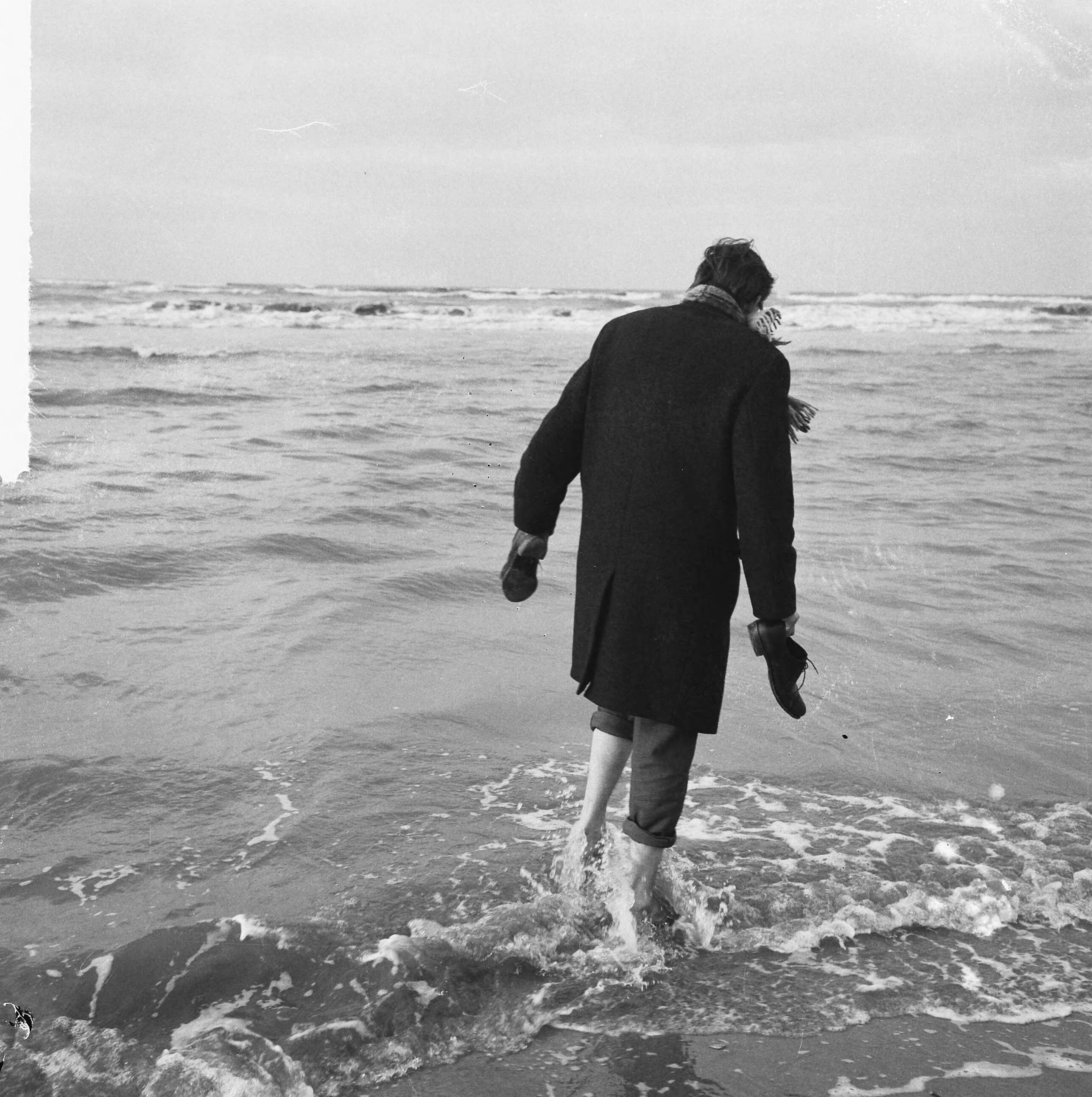 Fotocollectie Anefo — Eerste badgast 1965 aan Zandvoortse strand — Foto: Nijs, Jac. de / Anefo. Licentie: Set B: Rechtenvrij / Publiek Domein. Bron: Nationaal Archief. http://hdl.handle.net/10648/aa913036-d0b4-102d-bcf8-003048976d84