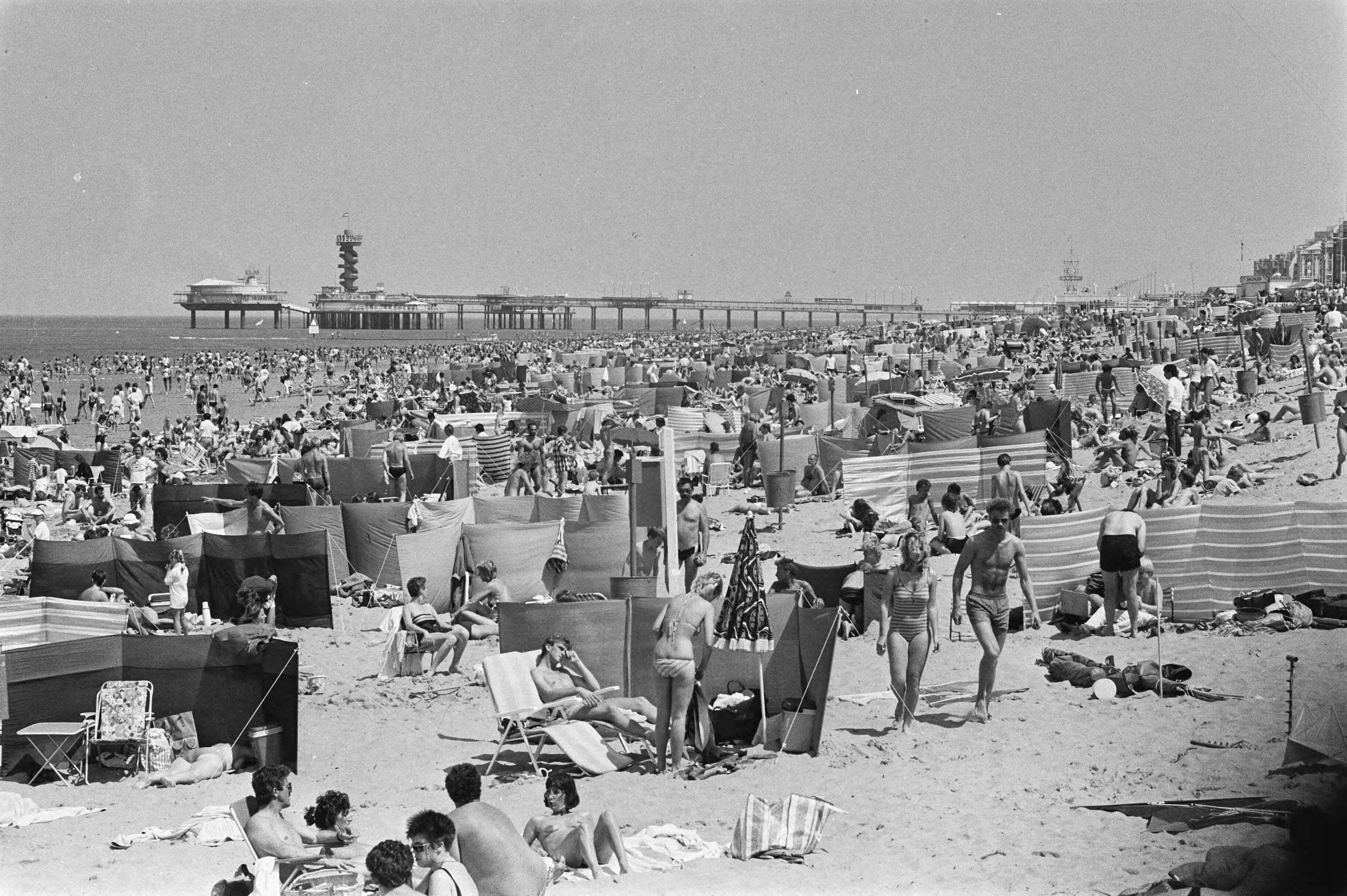 Fotocollectie Anefo — Grote drukte op Scheveningse strand door mooi zomerweer — Foto: Croes, Rob C. / Anefo. Licentie: Set B: Rechtenvrij / Publiek Domein. Bron: Nationaal Archief. http://hdl.handle.net/10648/ad5465e0-d0b4-102d-bcf8-003048976d84