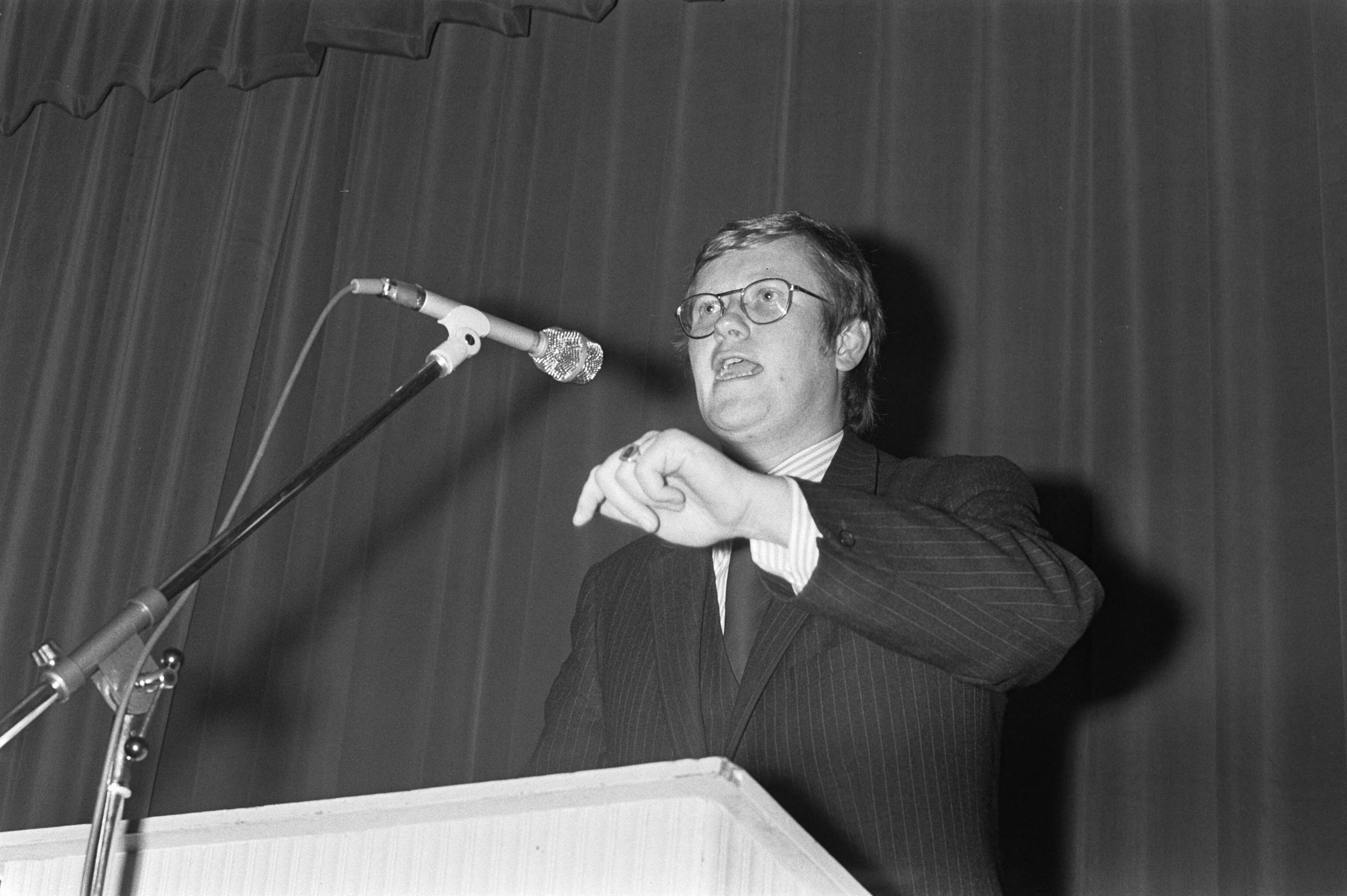 Fotocollectie Anefo — VVD-lijsttrekker Hans Wiegel spreekt in Concertgebouw te Haarlem — Foto: Peters, Hans / Anefo. Licentie: Set B: Rechtenvrij / Publiek Domein. Bron: Nationaal Archief. http://hdl.handle.net/10648/abfc276e-d0b4-102d-bcf8-003048976d84