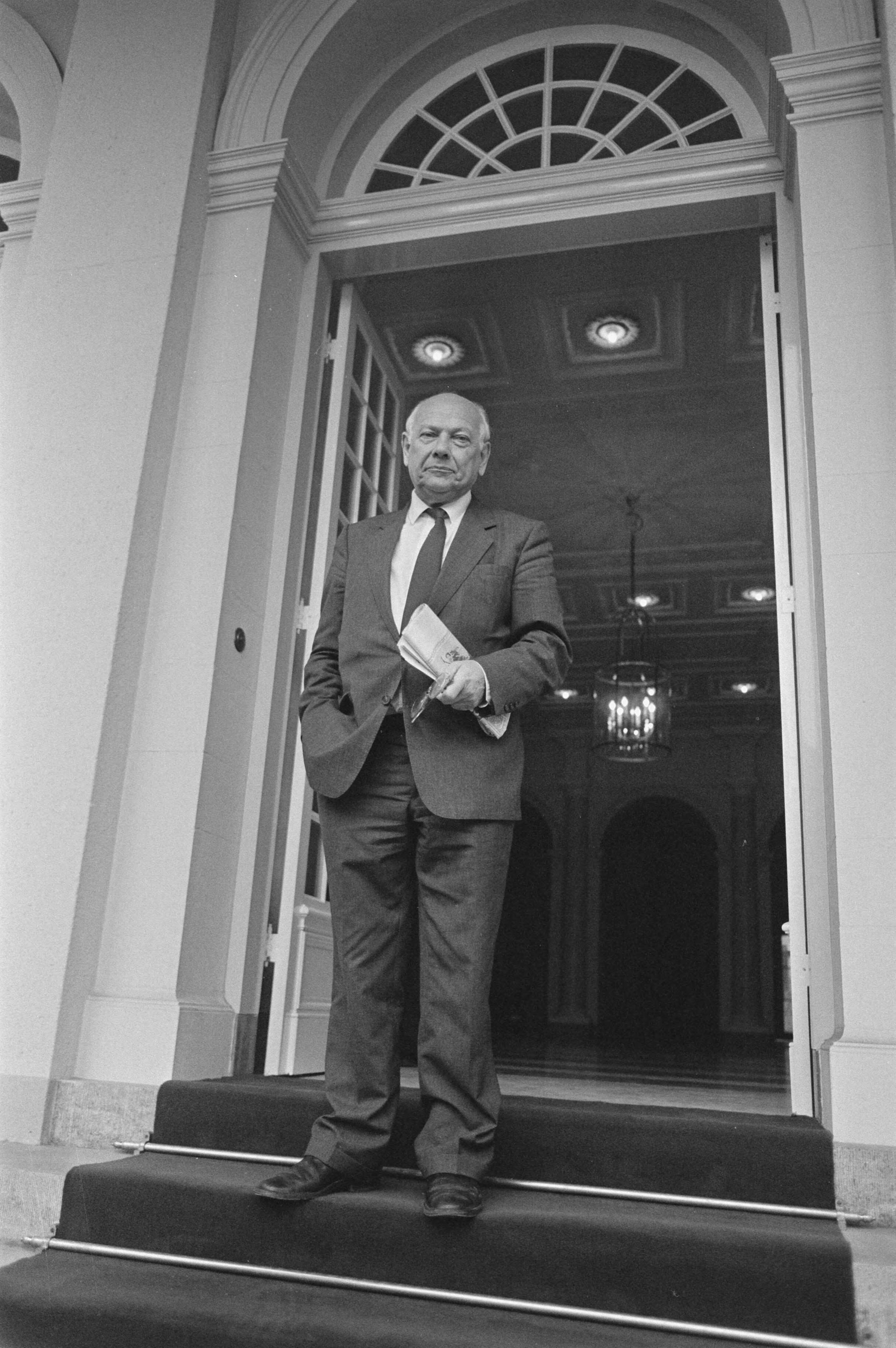 Fotocollectie Anefo — Koningin Beatrix ontving op Paleis Noordeinde fractievoorzitter in verband met Kabinetsformatie; vertrek PvdA-fractievoorzitter den Uyl — Foto: Croes, Rob C. / Anefo. Licentie: Set B: Rechtenvrij / Publiek Domein. Bron: Nationaal Archief. http://hdl.handle.net/10648/ad539552-d0b4-102d-bcf8-003048976d84