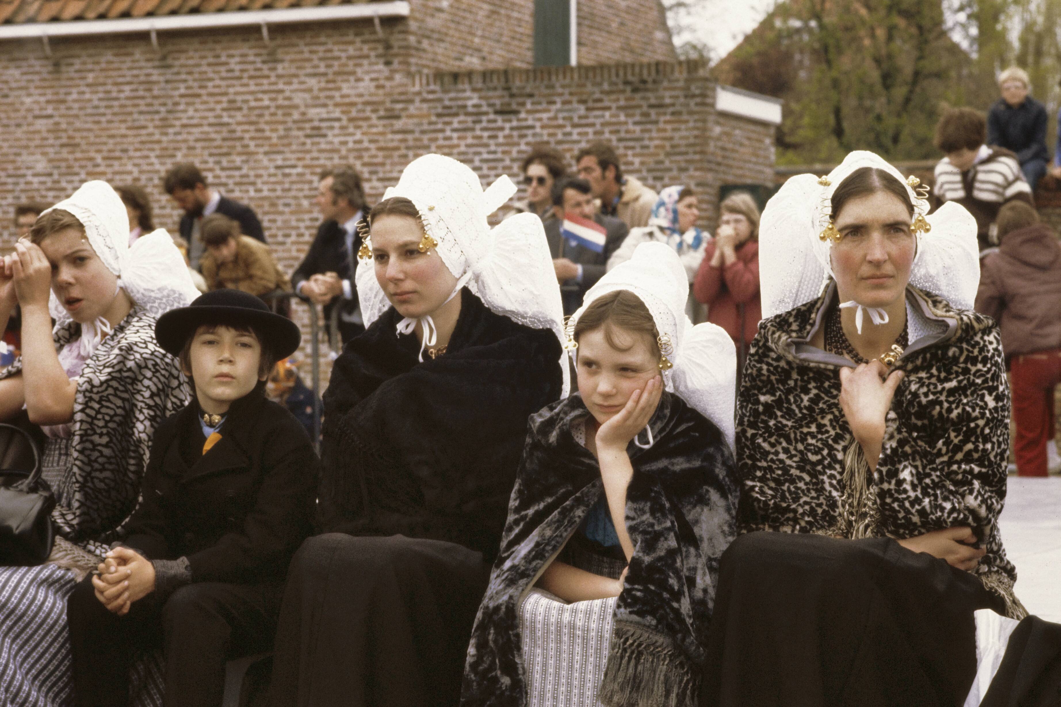 Fotocollectie Anefo — Viering Koninginnedag in Veere; vrouwen in klederdracht van Zeeland — Foto: Bogaerts, Rob / Anefo. Licentie: Set B: Rechtenvrij / Publiek Domein. Bron: Nationaal Archief. http://hdl.handle.net/10648/ad8a8012-d0b4-102d-bcf8-003048976d84