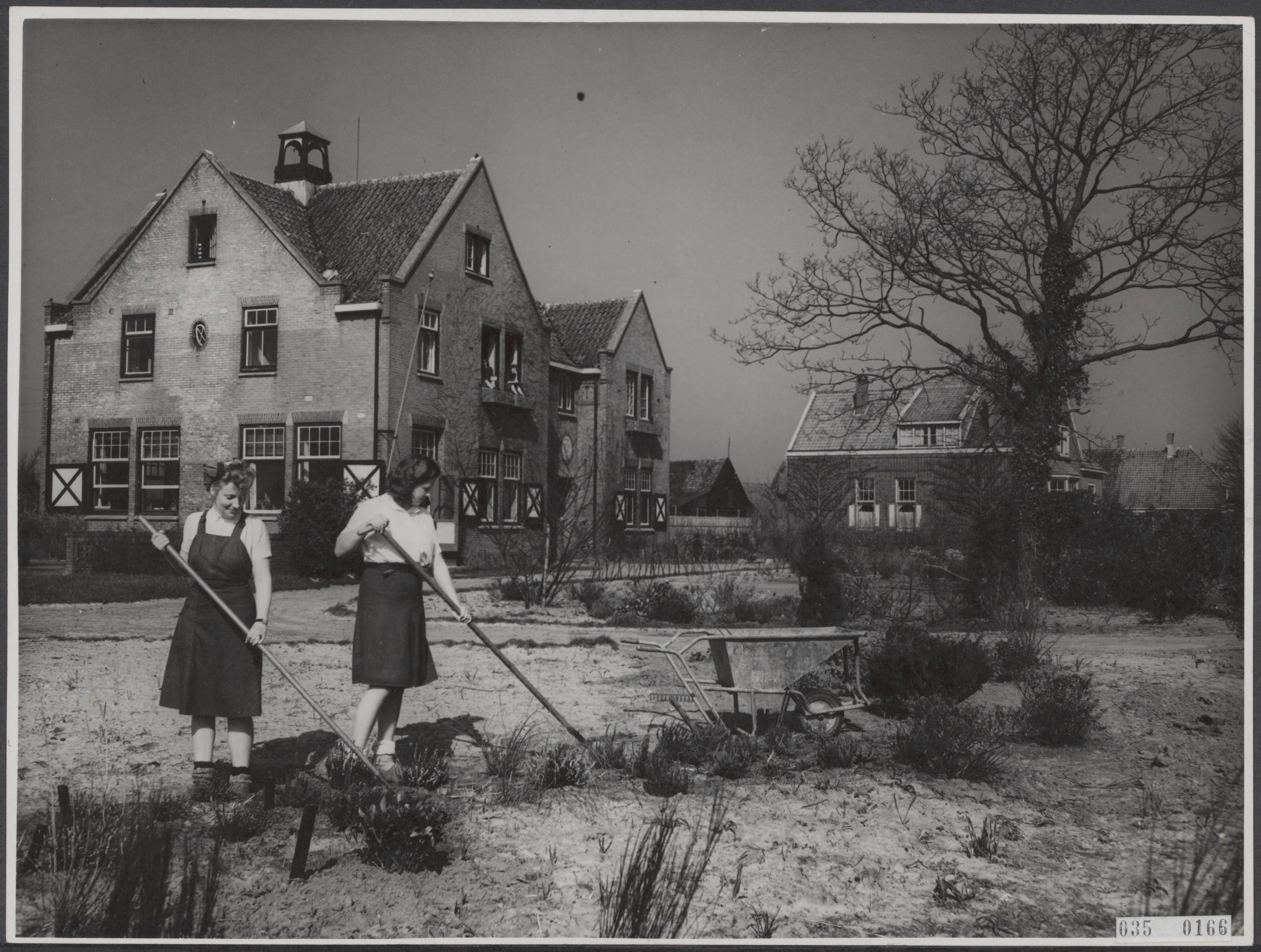 Fotocollectie Elsevier Binnenland — Tuinbouwschool "Huize te Lande" Rijswijk. Het vriendelijk gelegen schoolgebouw — Foto: Raucamp, Koos / Anefo. Licentie: Set B: Rechtenvrij / Publiek Domein. Bron: Nationaal Archief. http://hdl.handle.net/10648/ade9e084-d0b4-102d-bcf8-003048976d84
