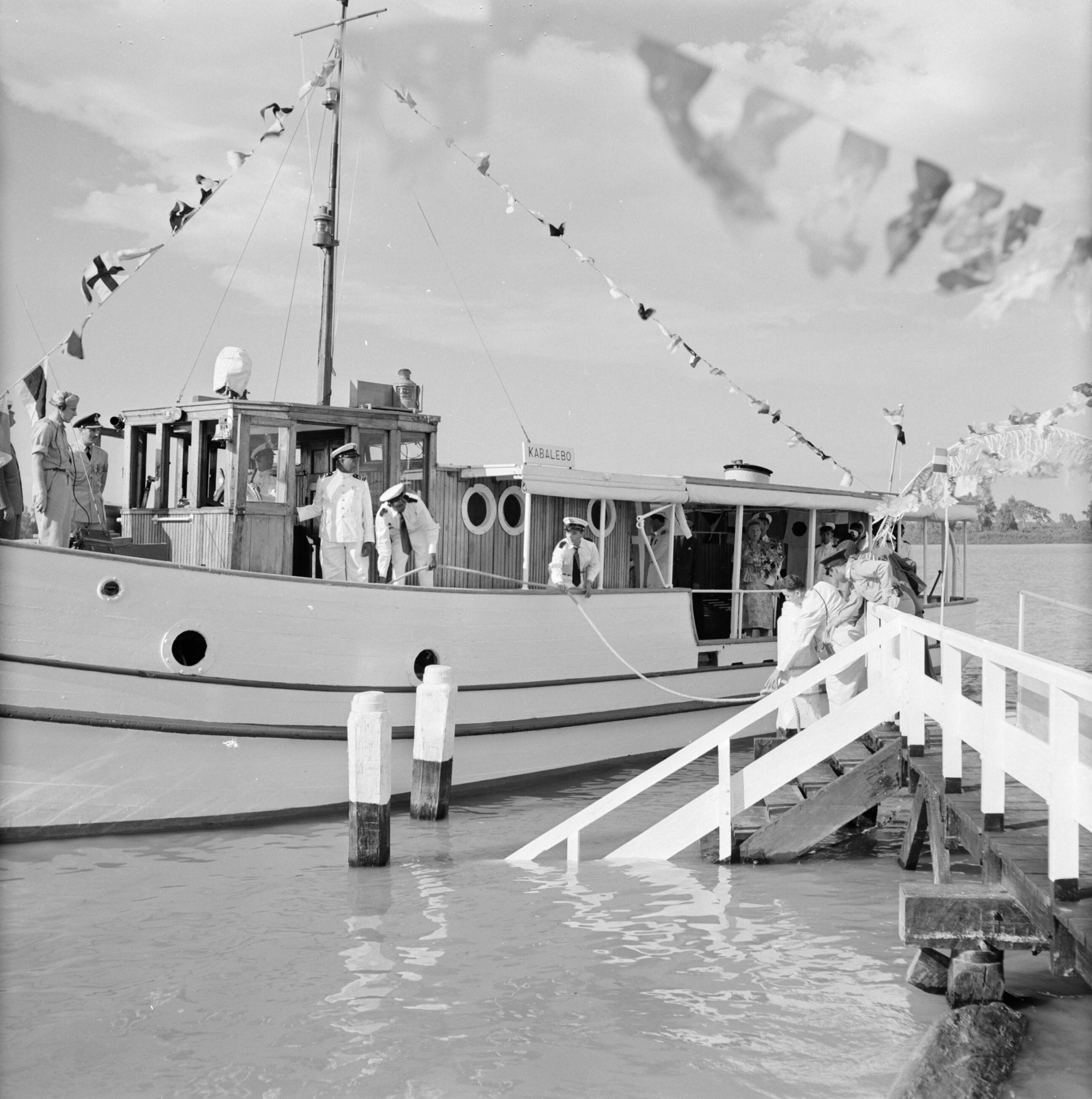 Nederlandse Antillen en Suriname ten tijde van het koninklijk bezoek van koningin Juliana en prins Bernhard in 1955 — De Kalabebo met het koninklijk gezelschap aan boord verlaat Domburg — Foto: Poll, Willem van de. Licentie: Set B: Rechtenvrij / Publiek Domein. Bron: Nationaal Archief. http://hdl.handle.net/10648/aeb25d3e-d0b4-102d-bcf8-003048976d84