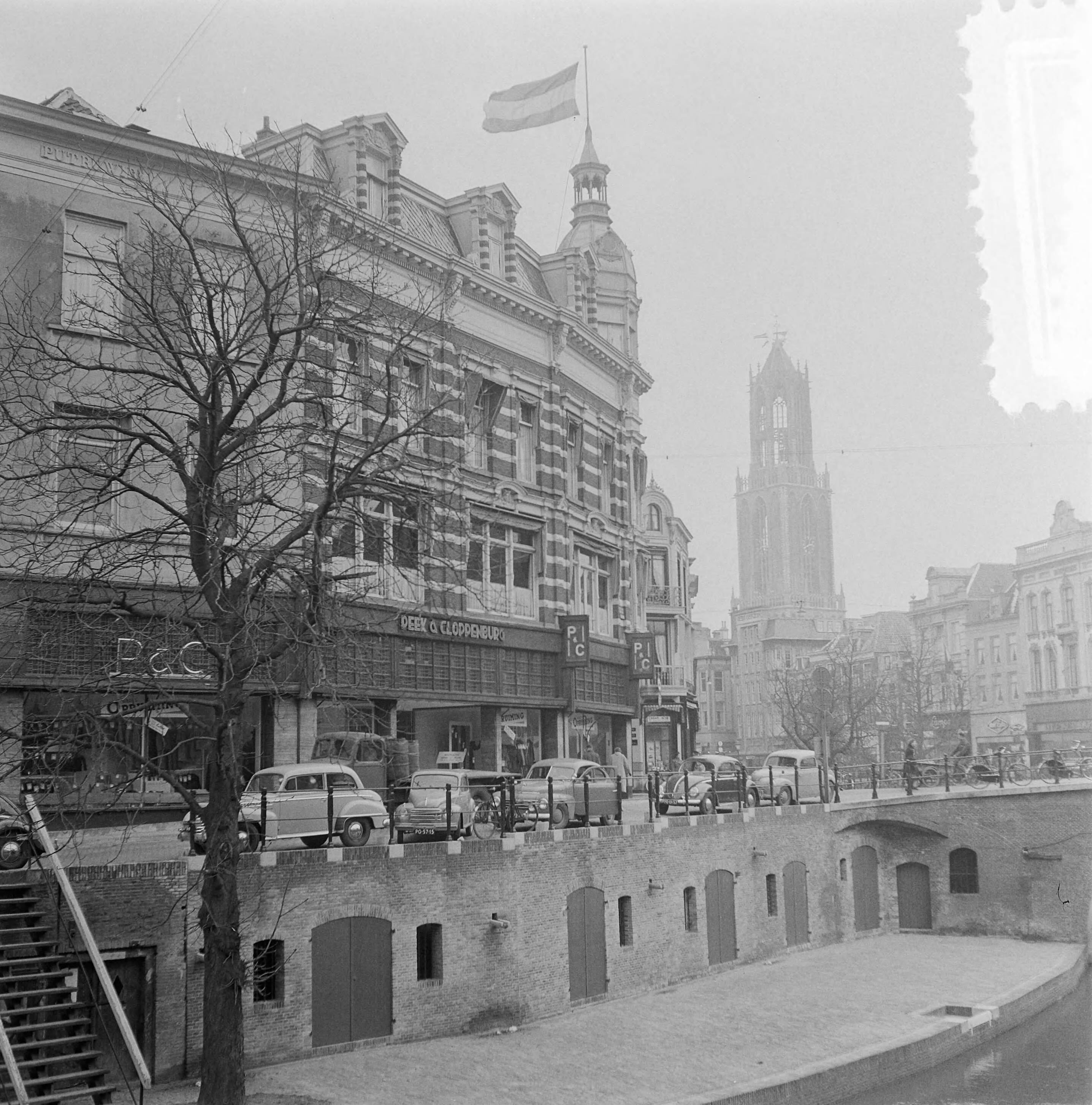 Stadsgezichten Utrecht — Stadsgezichten Utrecht. Oudegracht met werfkelder en zicht op winkel van Peek & Cloppenburg — Foto: Noske, J.D. / Anefo. Licentie: Set B: Rechtenvrij / Publiek Domein. Bron: Nationaal Archief. http://hdl.handle.net/10648/a91b7fea-d0b4-102d-bcf8-003048976d84