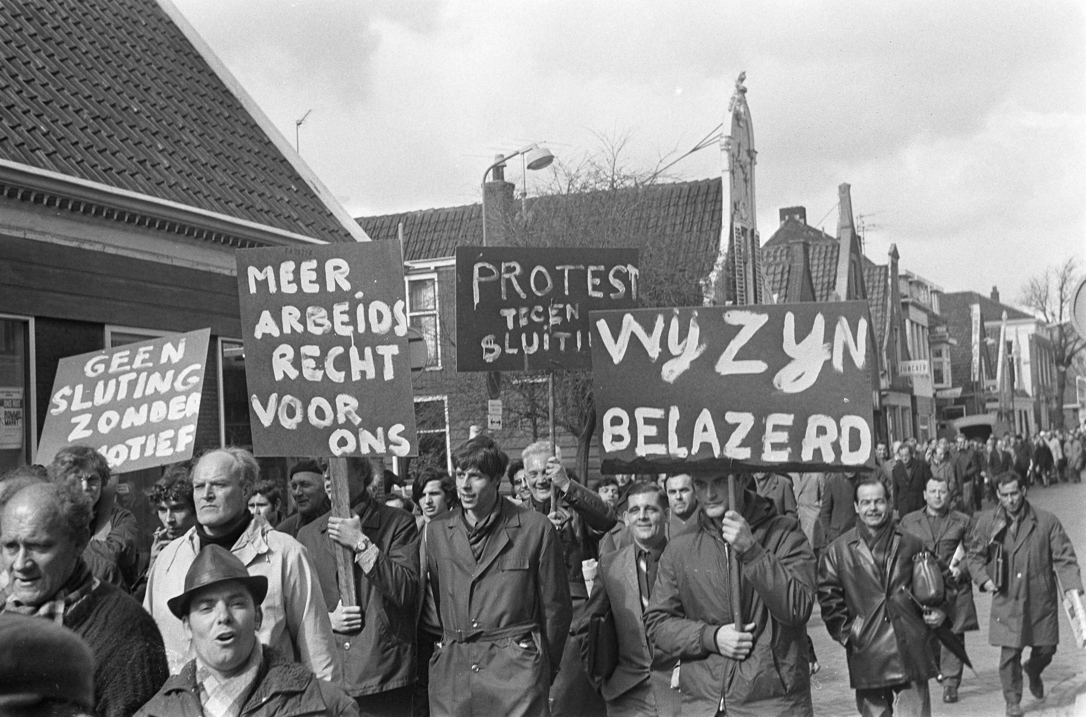 Fotocollectie Anefo — Arbeiders demonstreren tegen de voorgenomen sluiting van fabriek van Thomassen en Drijver Verblifa demonstranten — Foto: Evers, Joost / Anefo. Licentie: Set B: Rechtenvrij / Publiek Domein. Bron: Nationaal Archief. http://hdl.handle.net/10648/ab65d6ba-d0b4-102d-bcf8-003048976d84