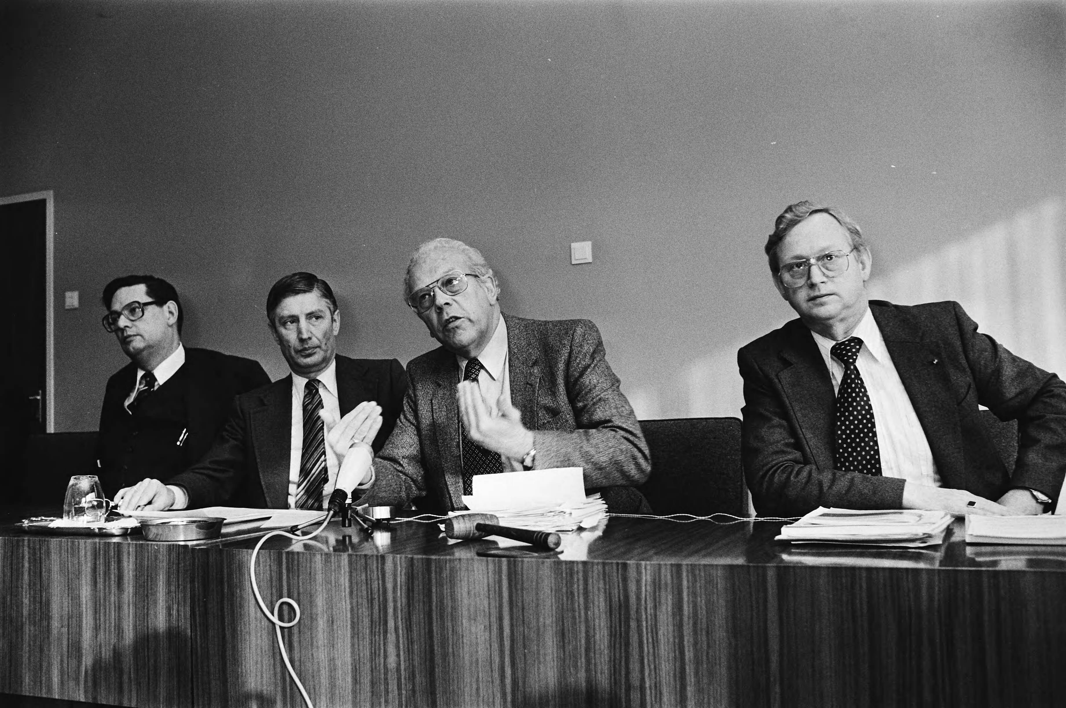 Fotocollectie Anefo — Loonoverleg met regering in SER Den Haag; persconf. regering: min. van Aardenne, premier van Agt , min. Albeda en min. Andriessen — Foto: Suyk, Koen / Anefo. Licentie: Set B: Rechtenvrij / Publiek Domein. Bron: Nationaal Archief. http://hdl.handle.net/10648/acd7e77c-d0b4-102d-bcf8-003048976d84