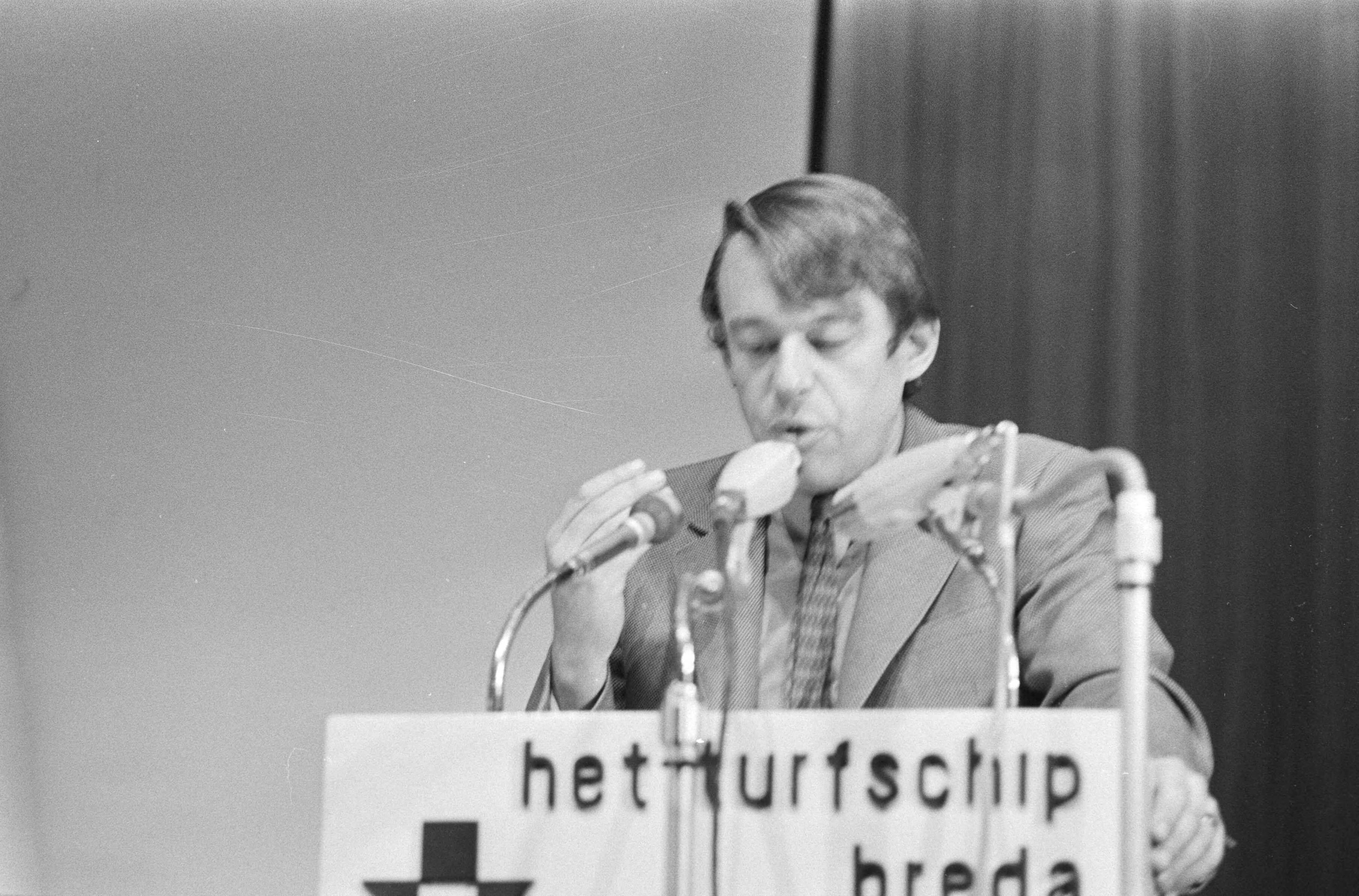 Fotocollectie Anefo — Congres D66 in Turfschip, Breda; Van Mierlo aan het woord — Foto: Mieremet, Rob / Anefo. Licentie: Set B: Rechtenvrij / Publiek Domein. Bron: Nationaal Archief. http://hdl.handle.net/10648/abadc948-d0b4-102d-bcf8-003048976d84
