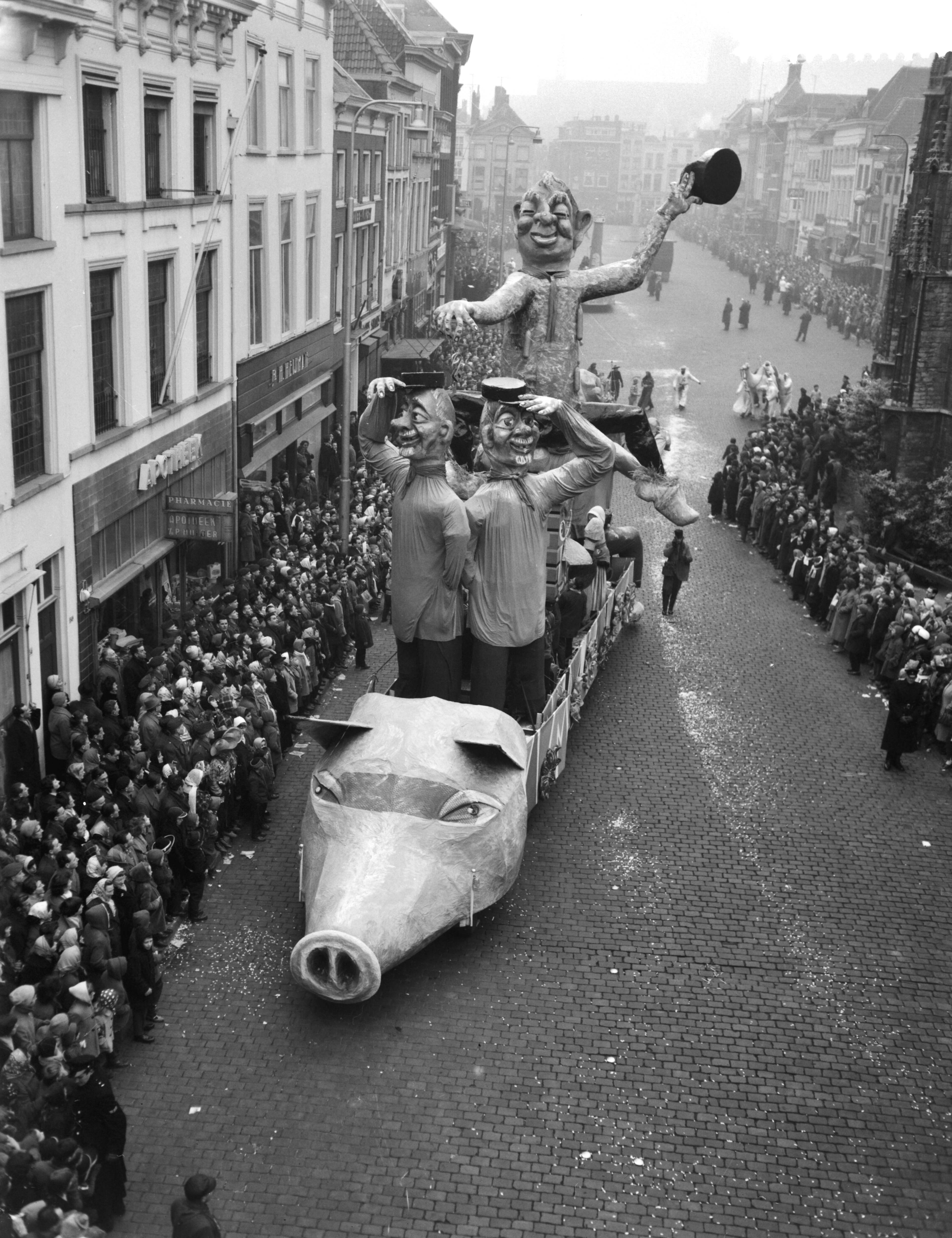 Fotocollectie Anefo — Carnaval in Breda (Kielegat) — Foto: Rossem, Wim van / Anefo. Licentie: Set B: Rechtenvrij / Publiek Domein. Bron: Nationaal Archief. http://hdl.handle.net/10648/a98d90c6-d0b4-102d-bcf8-003048976d84