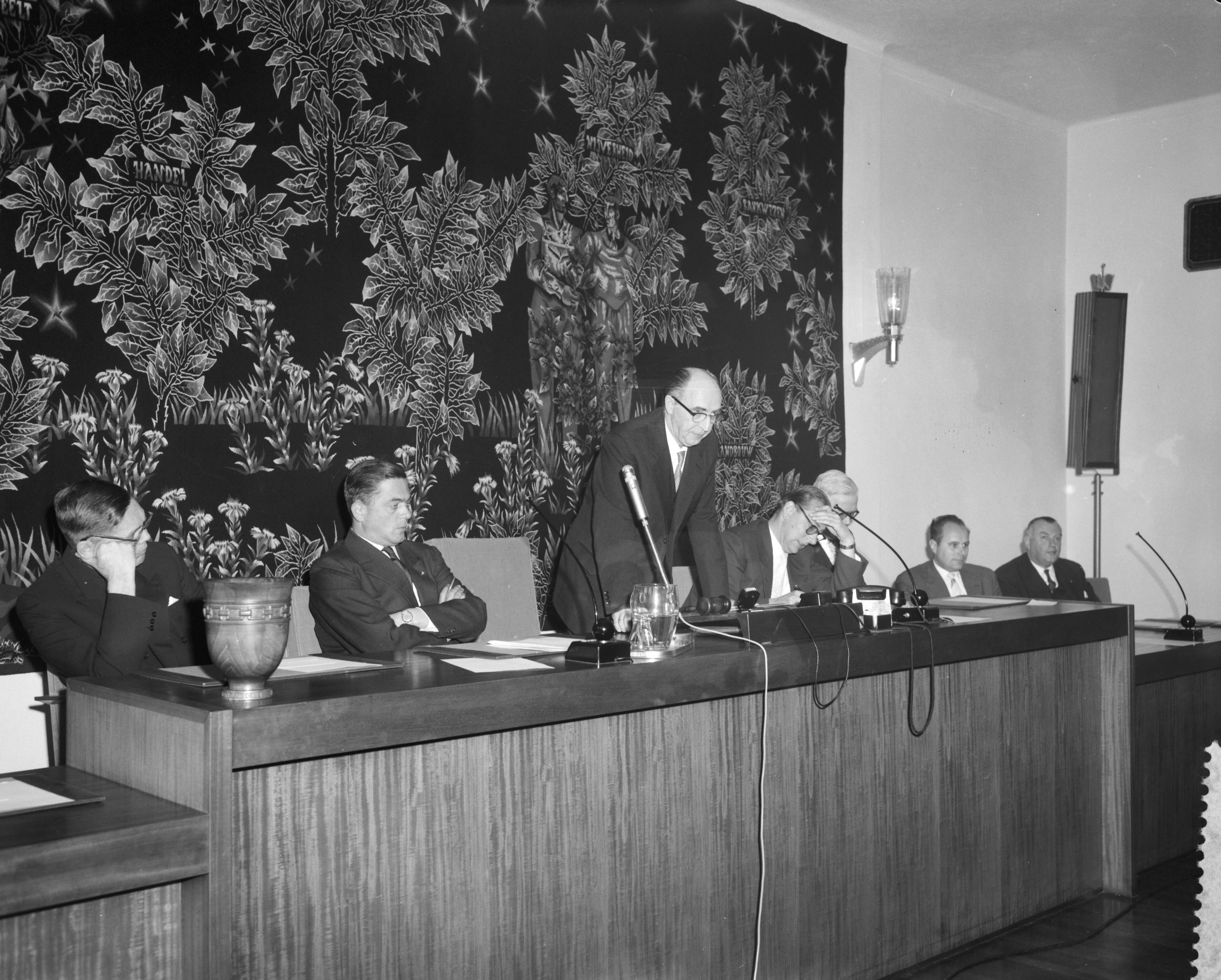 Fotocollectie Anefo — Officiële installatie van het produktiviteitscentrum van visbedrijf door minister van Landbouw V.G.M. Marijnen te Den Haag. Toespraak door de voorzitter prof. dr. J. F. Haccou — Foto: Behrens, Herbert F. / Anefo. Licentie: Set B: Rechtenvrij / Publiek Domein. Bron: Nationaal Archief. http://hdl.handle.net/10648/a9a1c776-d0b4-102d-bcf8-003048976d84