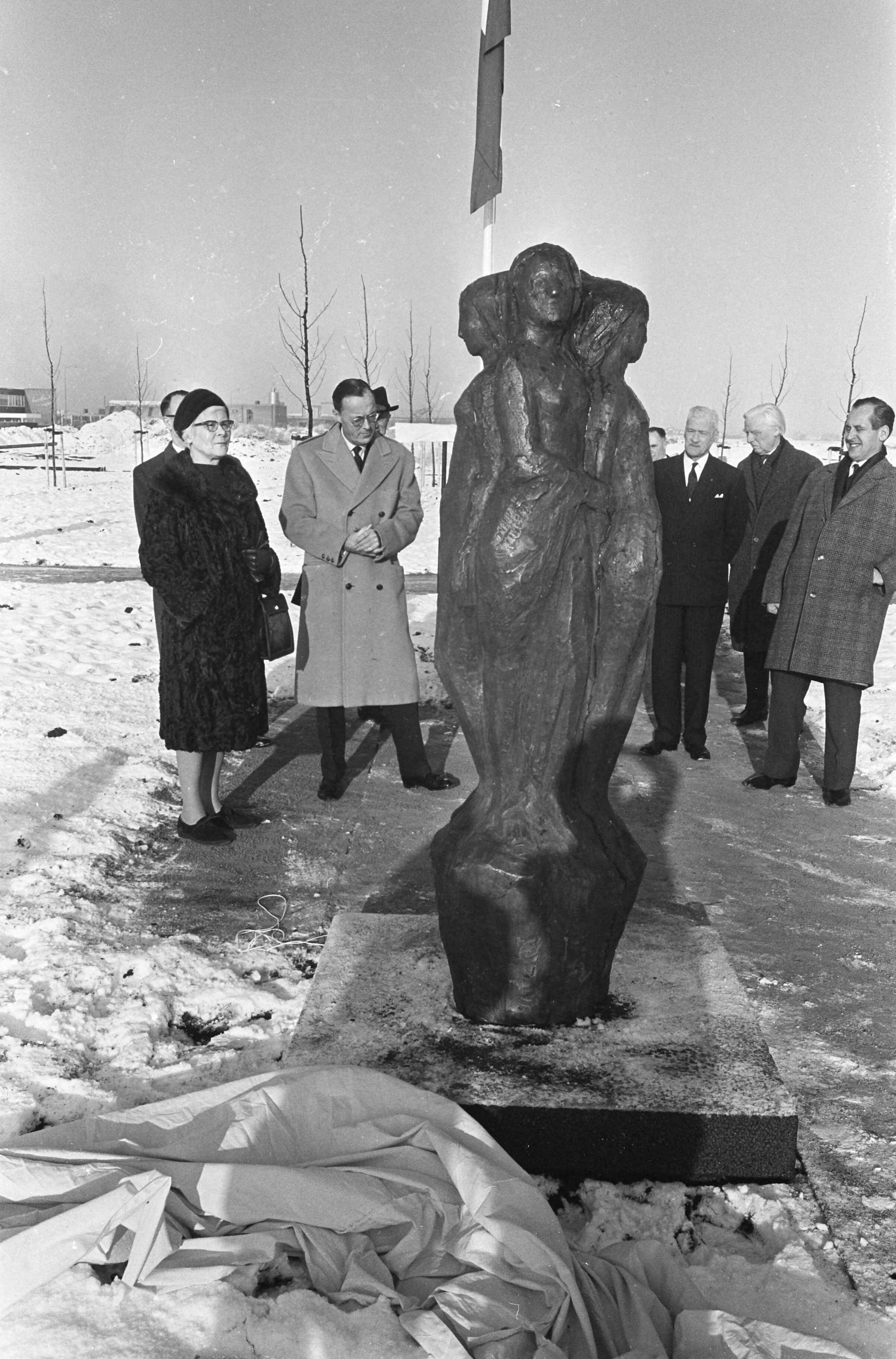 Fotocollectie Anefo — Prins Bernhard opende grafische fabriek te Haarlem, mevrouw Werkman van Leeuwen onthulde beeld, rechts prins Bernhard — Foto: Kroon, Ron / Anefo. Licentie: Set B: Rechtenvrij / Publiek Domein. Bron: Nationaal Archief. http://hdl.handle.net/10648/ab0afd8a-d0b4-102d-bcf8-003048976d84