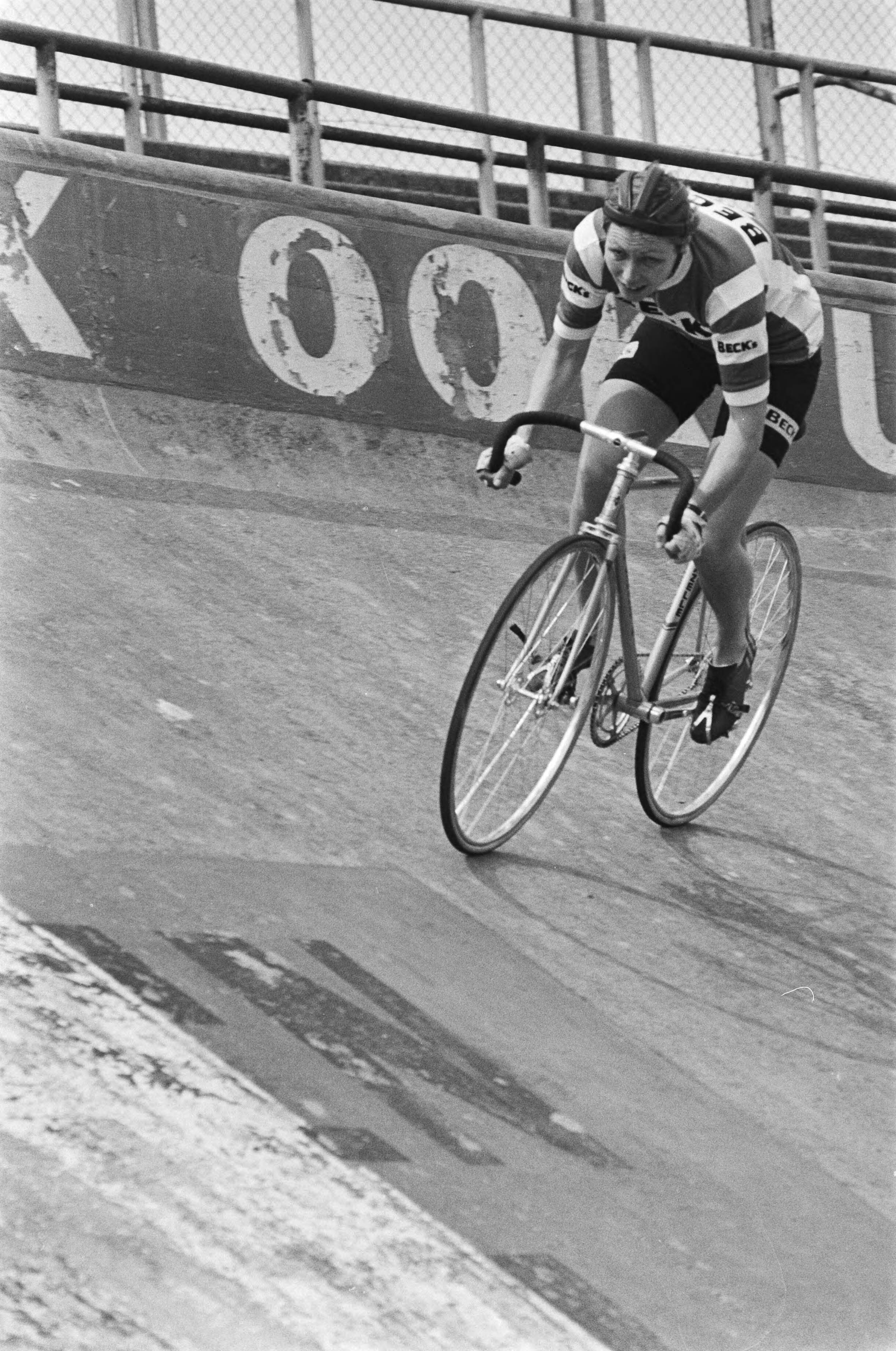 Fotocollectie Anefo — Nationale kampioenschappen wielrennen (baan) in Utrecht; Katy van Oosten Hage tijdens de sprint — Foto: Peters, Hans / Anefo. Licentie: Set B: Rechtenvrij / Publiek Domein. Bron: Nationaal Archief. http://hdl.handle.net/10648/aca08e1c-d0b4-102d-bcf8-003048976d84