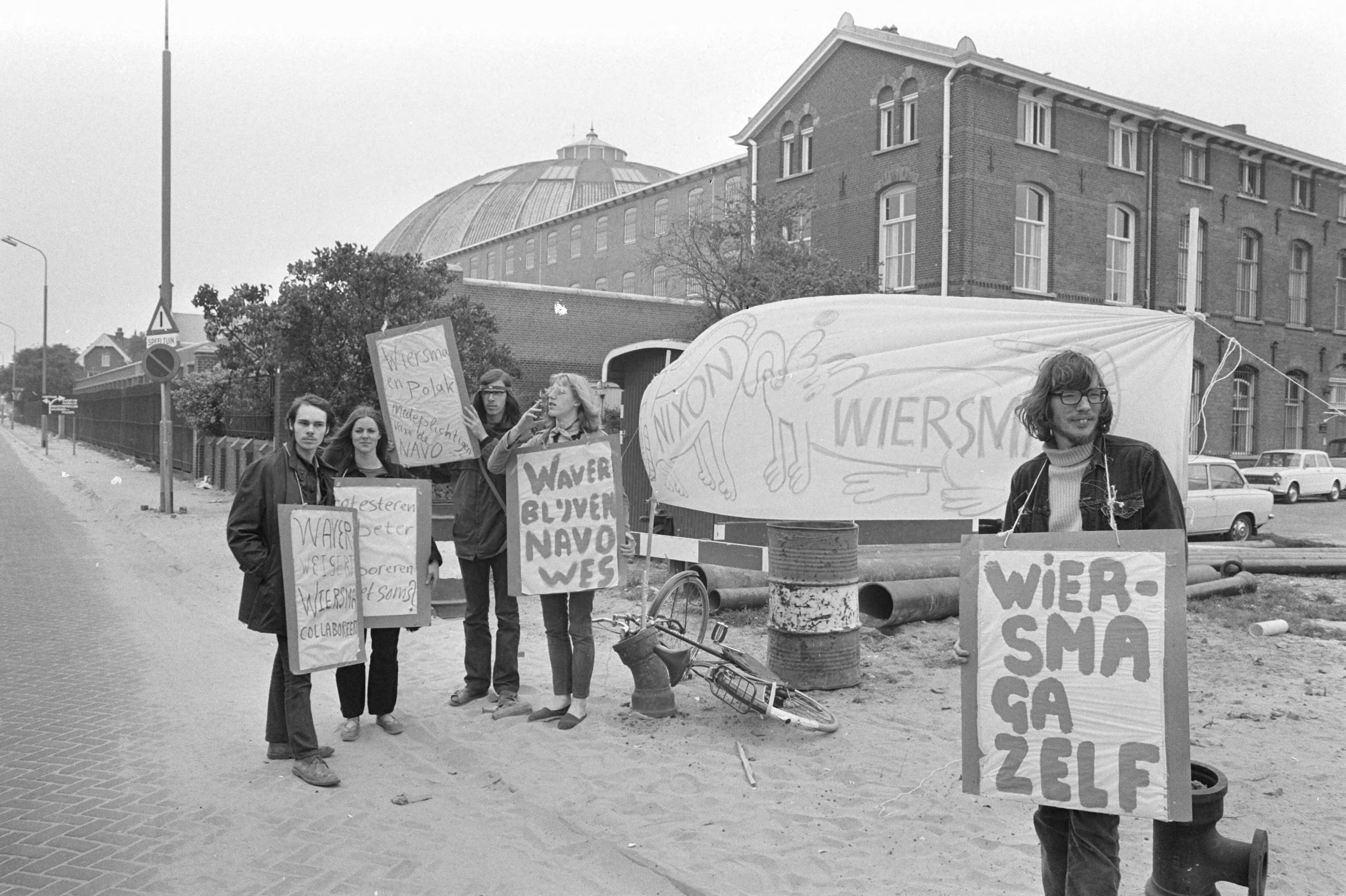 Demonstratie van ongeveer 10 jongeren, georganiseerd door ASVA, voor Huis van Bewaring waar R. Waver gevangen zijn Haarlem — Betogers met borden — Foto: Fotograaf Onbekend / Anefo. Licentie: Set B: Rechtenvrij / Publiek Domein. Bron: Nationaal Archief. http://hdl.handle.net/10648/abc2a084-d0b4-102d-bcf8-003048976d84