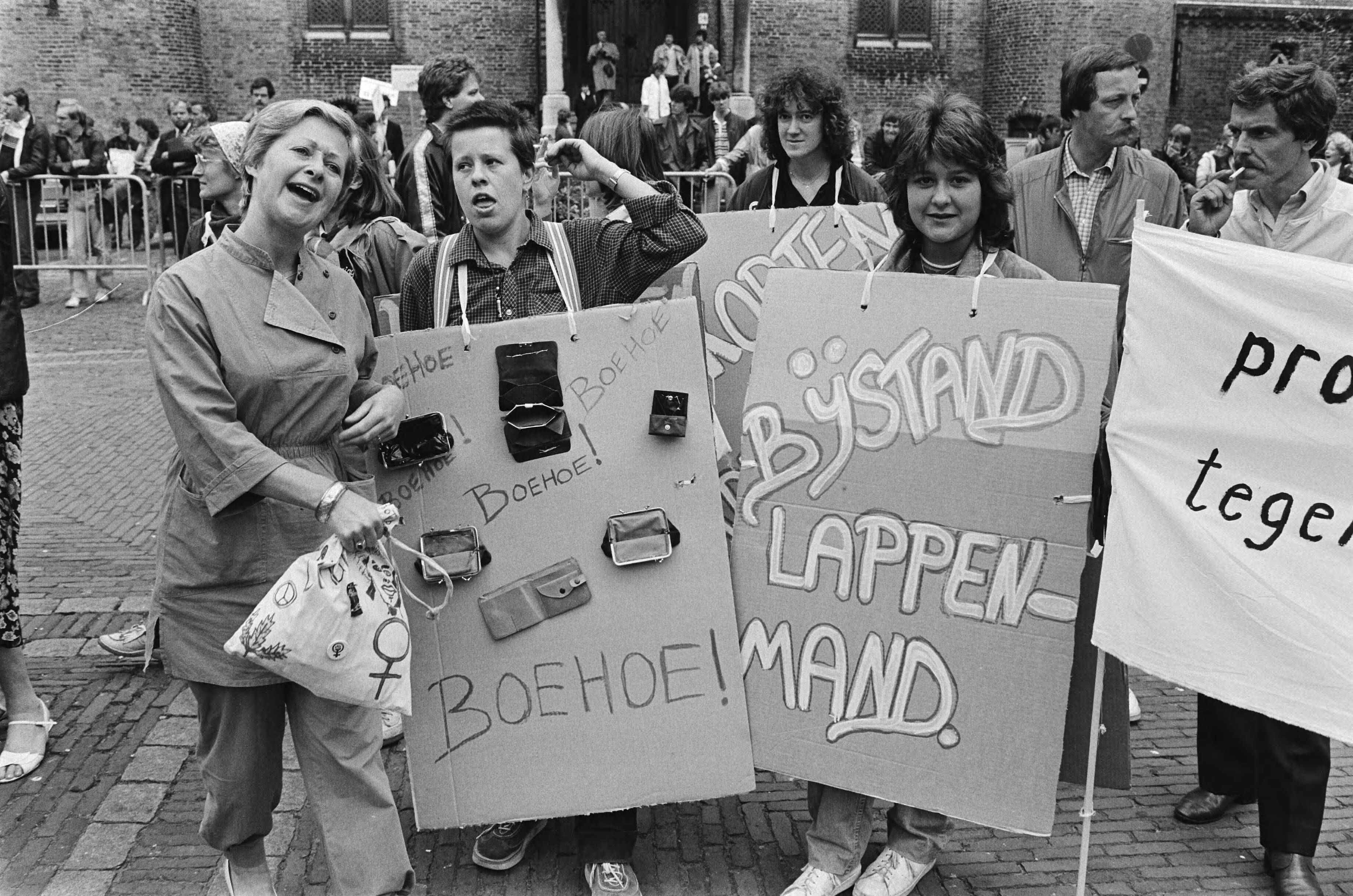 Fotocollectie Anefo — Demonstratie tegen verslechtering van de positie en inkomen van vrouwen met bijstand in Den Haag ; de demonstranten Den Haag — Foto: Antonisse, Marcel / Anefo. Licentie: Set B: Rechtenvrij / Publiek Domein. Bron: Nationaal Archief. http://hdl.handle.net/10648/ad1849ca-d0b4-102d-bcf8-003048976d84