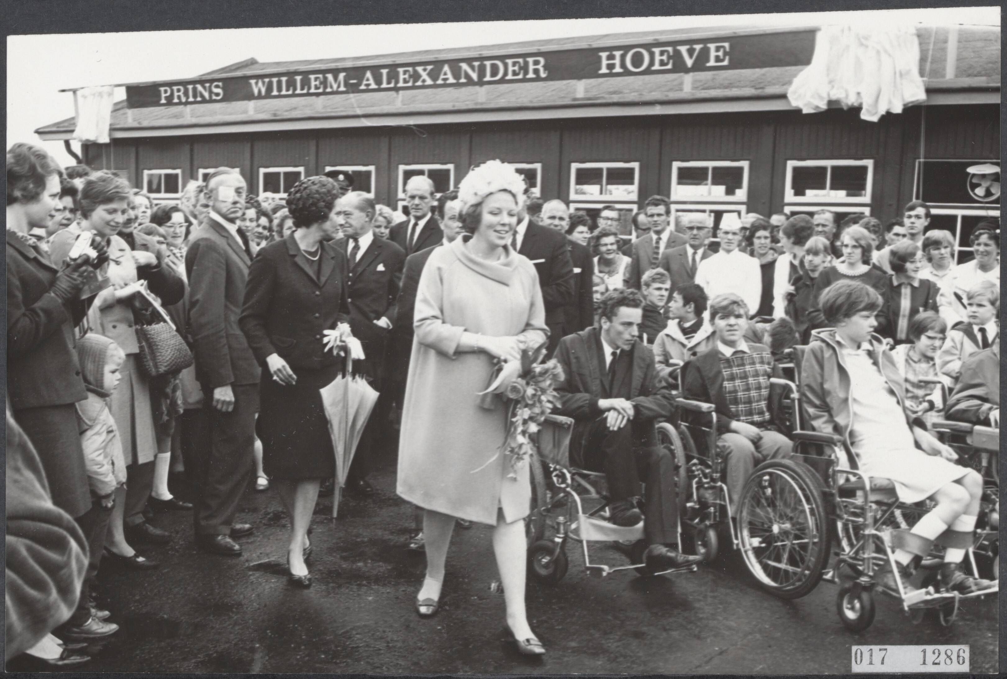 Fotocollectie Elsevier Binnenland — Prinses Beatrix heeft in Roden (Drenthe) het vakantiecentrum voor gehandicapte jeugd geopend en een naam gegeven: de Prins Willem Alexander-hoeve — Foto: Koch, Eric / Anefo. Licentie: Set B: Rechtenvrij / Publiek Domein. Bron: Nationaal Archief. http://hdl.handle.net/10648/adc0909e-d0b4-102d-bcf8-003048976d84