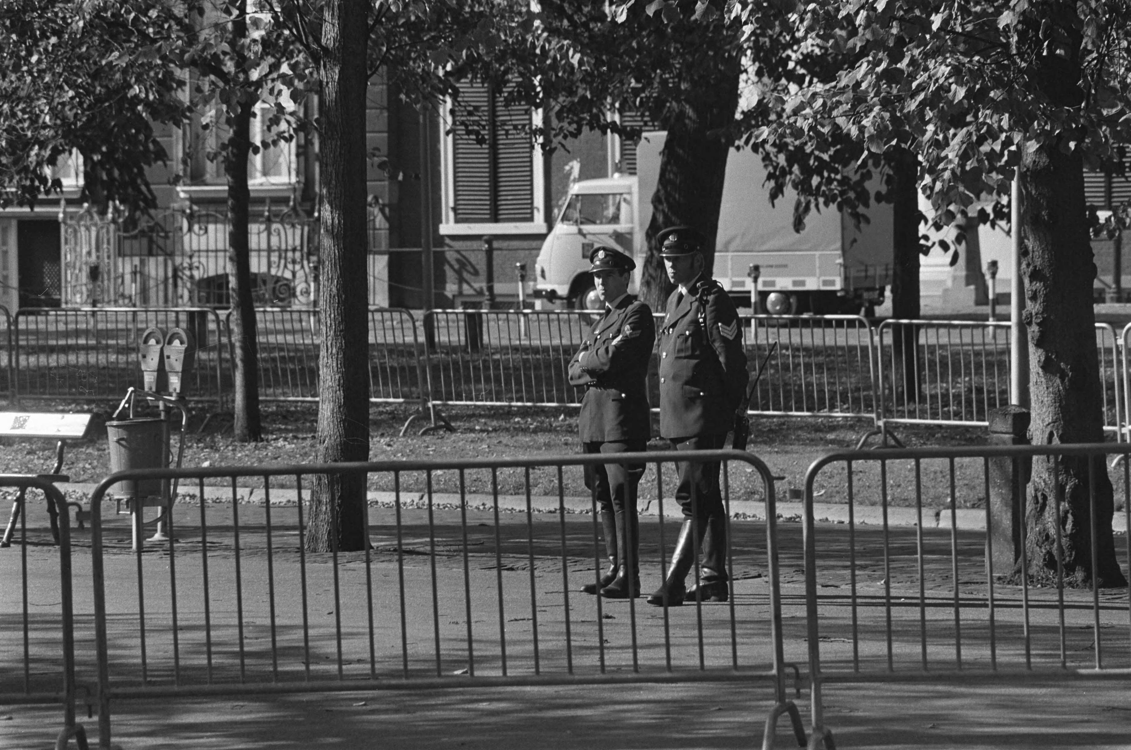 Fotocollectie Anefo — Lange Voorhout (bij Spaanse Ambassade ) in Den Haag door politie afgesloten — Foto: Mieremet, Rob / Anefo. Licentie: Set B: Rechtenvrij / Publiek Domein. Bron: Nationaal Archief. http://hdl.handle.net/10648/ac731ca2-d0b4-102d-bcf8-003048976d84