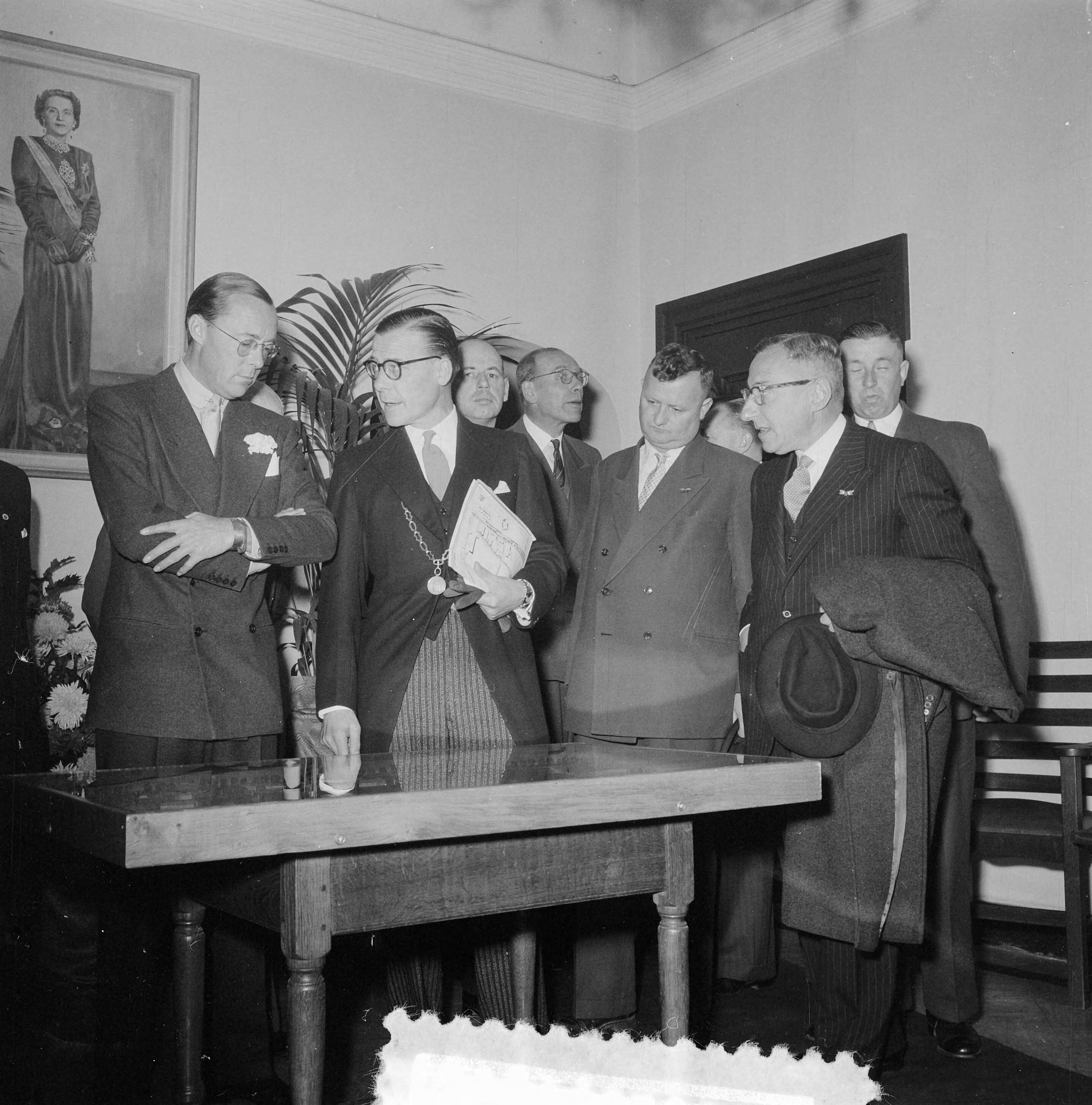 Prins Bernhard bezoekt West-Brabant — Prins Bernhard bezoekt industriegebied Etten-Leur. Ontvangst in het gemeentehuis — Foto: Noske, J.D. / Anefo. Licentie: Set B: Rechtenvrij / Publiek Domein. Bron: Nationaal Archief. http://hdl.handle.net/10648/a93c0ca6-d0b4-102d-bcf8-003048976d84