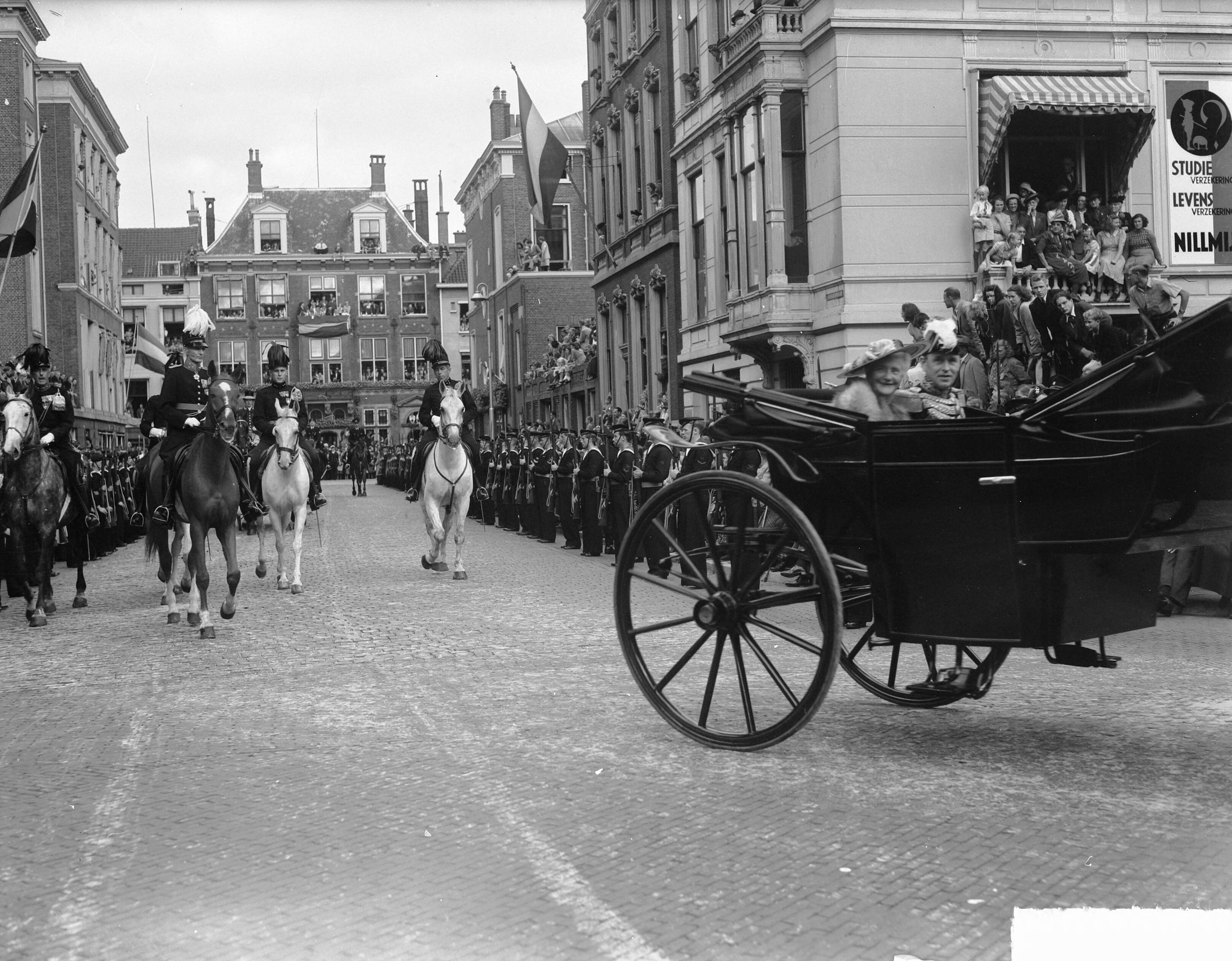 Intocht van koningin Juliana in Den Haag (1948) — Intocht Koningin Juliana in Den Haag. Calèche met hofpersoneel — Foto: Steenkamp, […] / Anefo. Licentie: Set B: Rechtenvrij / Publiek Domein. Bron: Nationaal Archief. http://hdl.handle.net/10648/a8bd3ade-d0b4-102d-bcf8-003048976d84